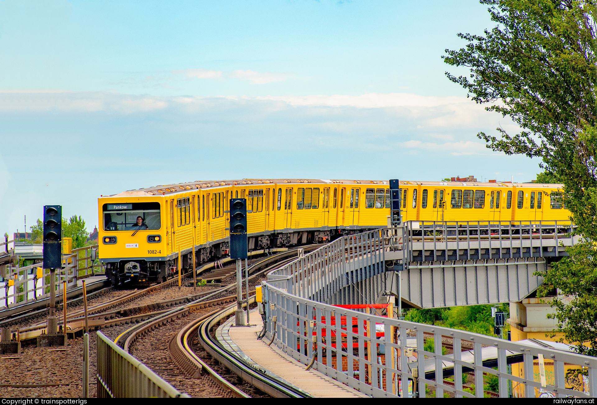 BVG I/1E 1082 in Gleisdreieck - BVG GI/1E 1082-4 spotted in Berlin - U Gleisdreieck   Railwayfans