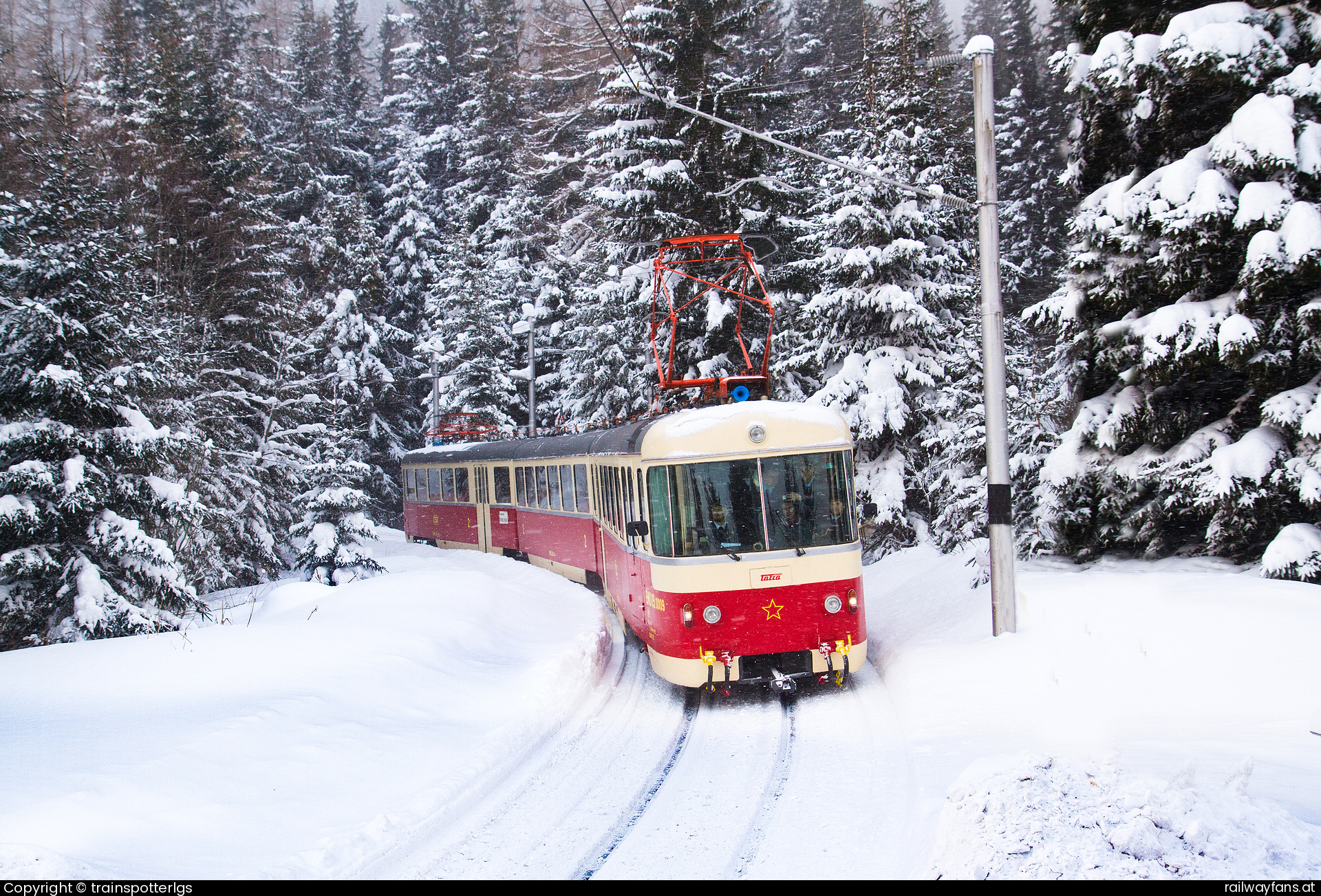 Veterán klub železníc Poprad 420 959 in Hohe Tatra - VKZ 420.959 (EMU 89.0009) 'Trojca' spotted in Popradske Pleso
   Railwayfans