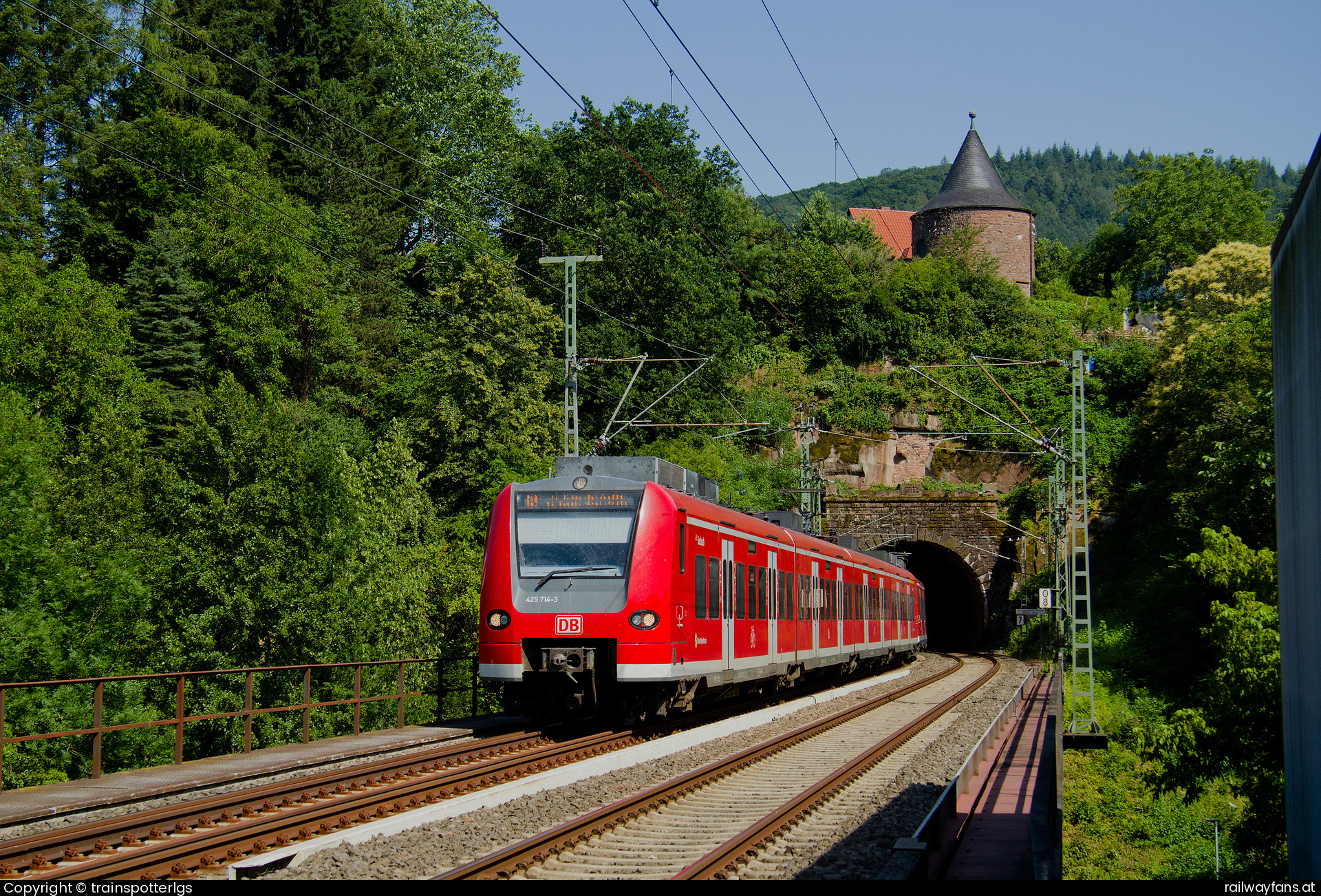 DB Regio 425 714 + 709 in Kleingemünd - DB 425 714 + 709 spotted in Neckargemünd (near Haidelberg)
   Railwayfans