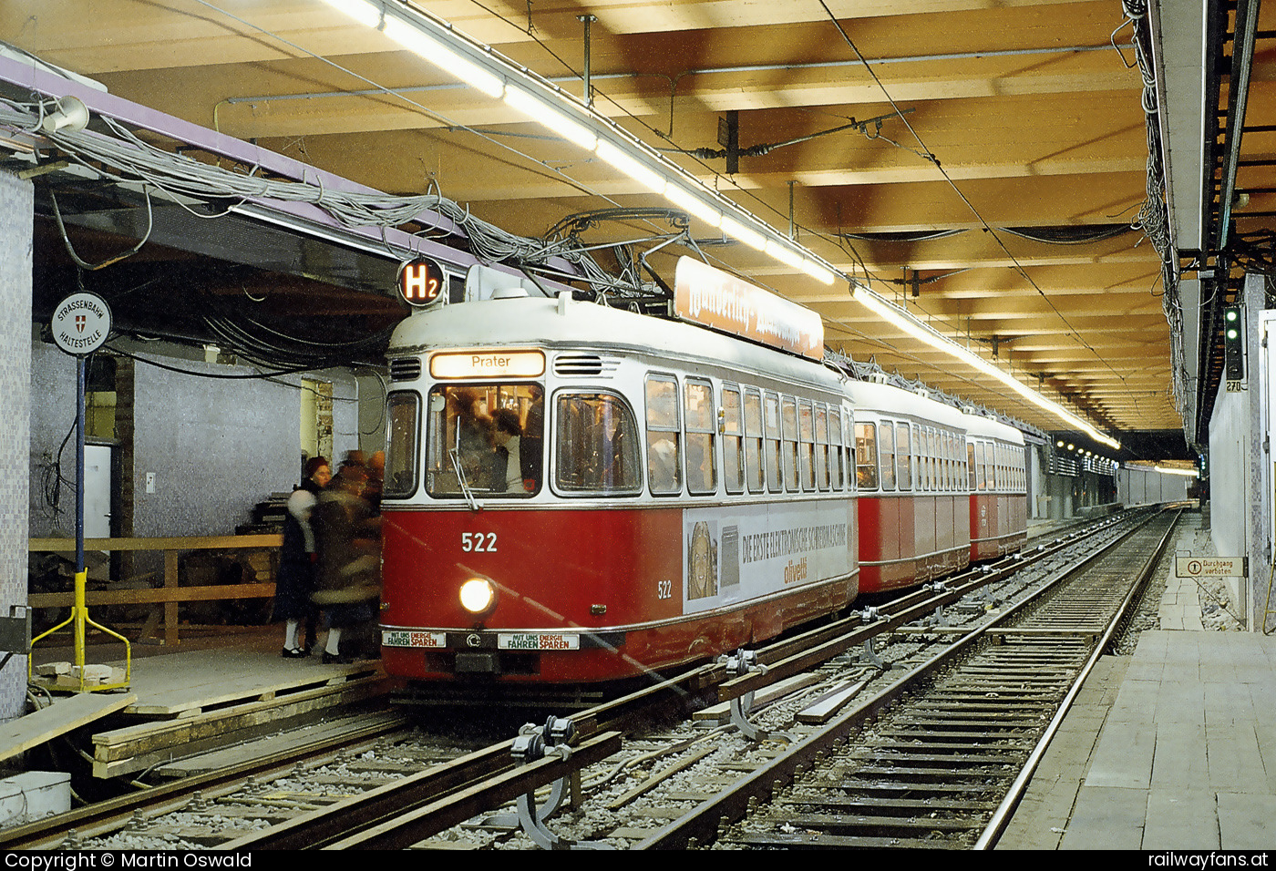 Wiener Verkehrsbetriebe L4 522 in Wien Volkstheater - L4 522 mit einem l-Dreiwagenzug als Linie H2 in der ehemaligen U-Strab unter der 