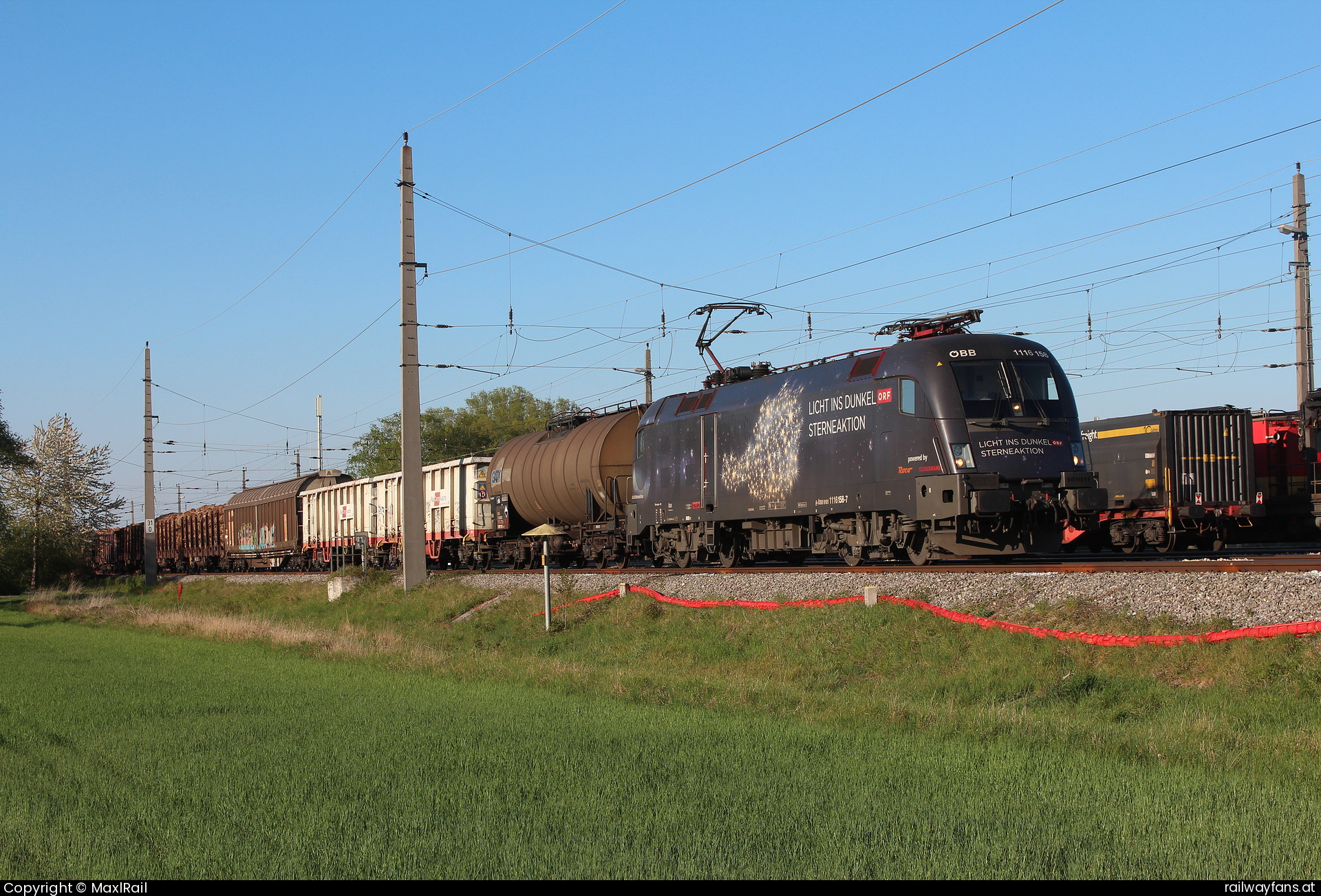 ÖBB 1116 158 in Wampersdorf mit dem DG54507 - In der letzten Abendsonne des 19.4.2019 steht die 1116 158 