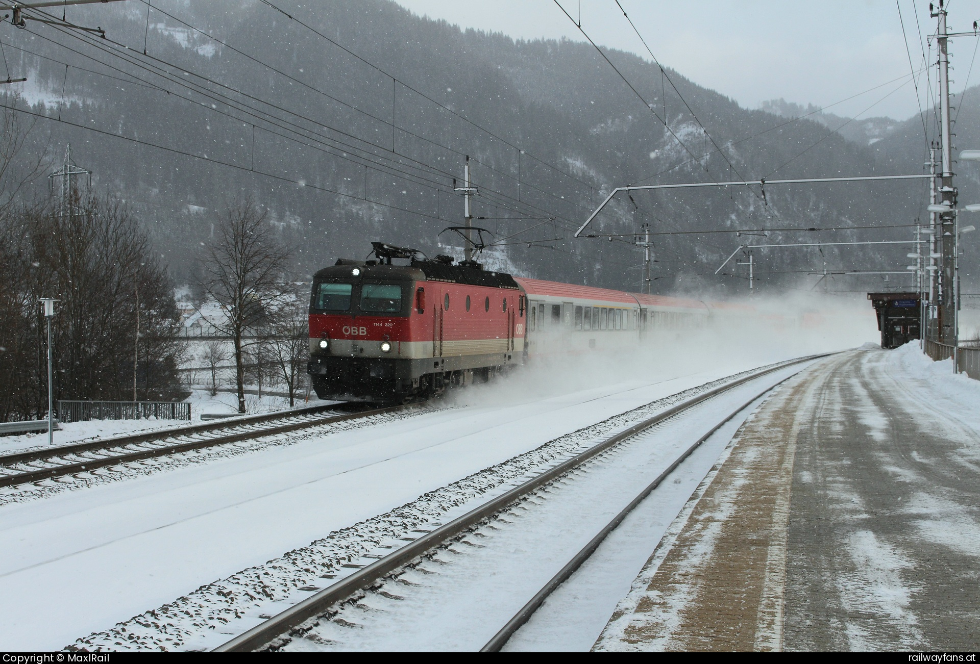 ÖBB 1144 220 in Kalwang  mit dem IC512 - Durch den winterlichen Bahnhof Kalwang eilt am 26.1.2021 die 1144 220 mit dem IC512 in Richtung Selzthal. Im Bahnhof Selzthal wird der Zug geteilt, der vordere Zugteil verkehrt als IC502 nach Linz Hbf und der hintere Zugteil als IC512 nach Salzburg Hbf.  Schoberpass Railwayfans