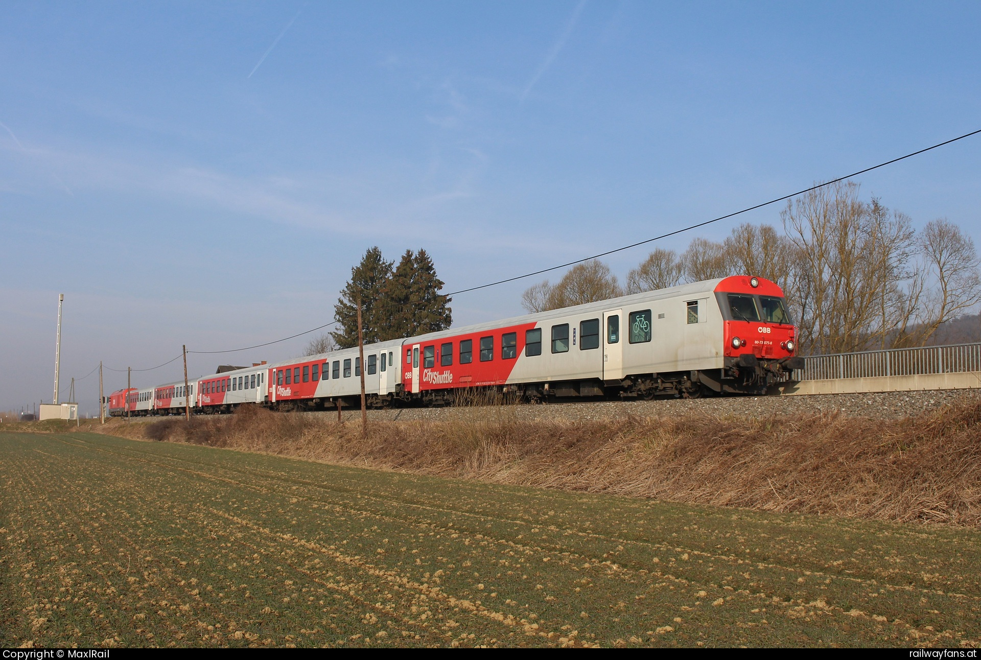 ÖBB 8073 075 in Hohenbrugg an der Raab mit dem SB 4704 - Wegen dem Mangel an 5022er im Bereich Graz fuhr in der woche vom 13.2. bis 17.2.2023 der Umlauf 4704/4715 und 4712/4723 zwischen Graz und Szentgotthard mit einem Wendezug.
Diese Einsätze brachten den Cityshuttle Wendezug nach längerem wieder einmal in den ungarischen Grenzbahnhof.
Am 16.2.2023 steht der R4704 von Graz Hbf nach Szentgotthard geschoben von der 2016 097 in der Haltestelle Hohenbrugg an der Raab.  Steirische Ostbahn | Graz Hbf - Szentgotthard Railwayfans