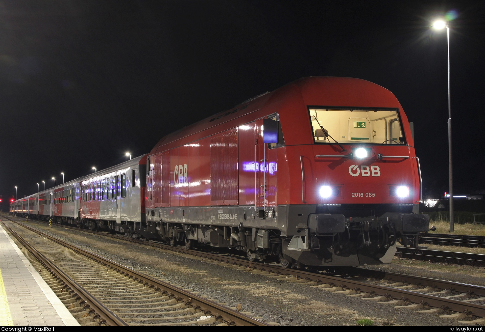 ÖBB 2016 085 in Fehring mit dem SLPNV94759 - Nach der Ankunft am Abend des 19.3.2023 in Fehring wurde der SLPNV94759 von der 2016 085 aufgeteilt und für den nächsten Tag vorbereitet.  Steirische Ostbahn | Graz Hbf - Szentgotthard Railwayfans