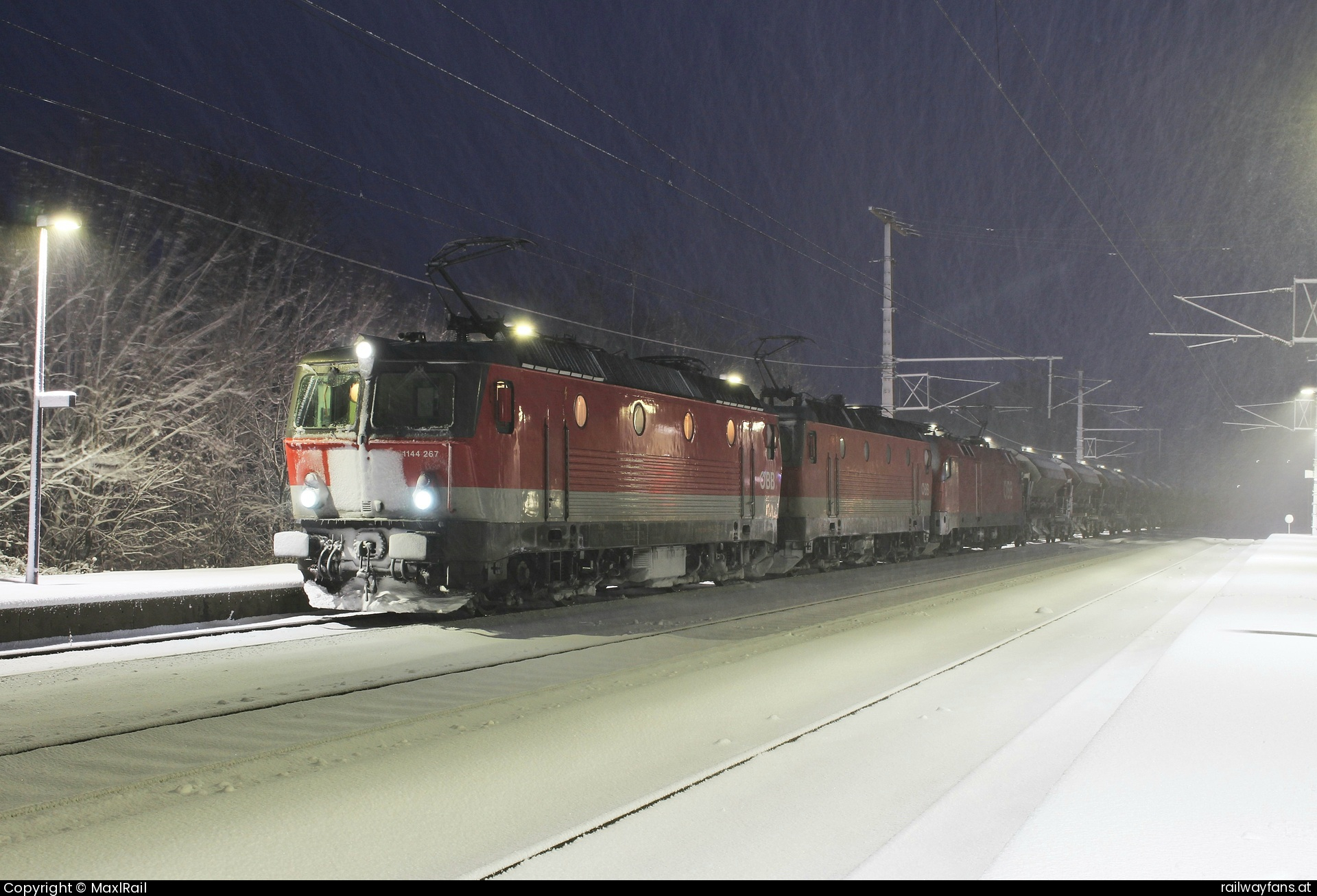 ÖBB 1144 267 in Eichberg - Am 2.2.2023 herrschte am Semmering dichter Schneefall der sich auch auf dem LGAG49418 mit der 1144 267, 1144 100 und 1116 192 bemerkbar machte.
Hier steht der Ganzzug im Bahnhof Eichberg und wartet auf seiner Fahrt von Spielfeld-Straß nach Breclav auf die Weiterfahrt.  Südbahn | Wien Hbf -  Spielfeld Straß Railwayfans