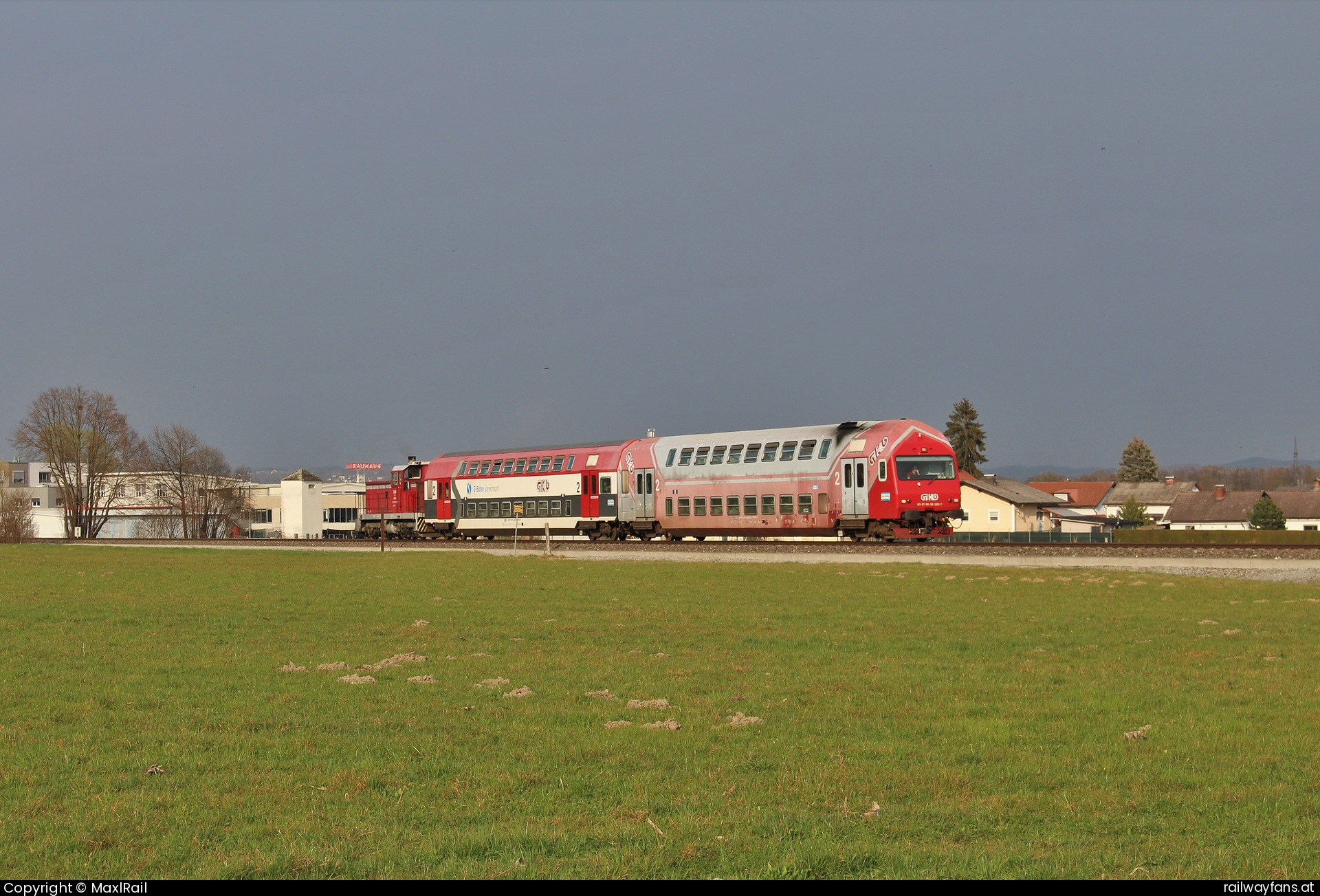 GKB 1500.3 in Seiersberg-Pirka mit dem R8423 - Am späten Nachmittag des 24.3.2023 schiebt die 1500.3 den R8423 von Graz Hbf nach Köflach hier kurz vor Premstätten-Tobelbad vor einer dunklen Wolkenfront.  Graz-Köflacherbahn (GKB) Railwayfans