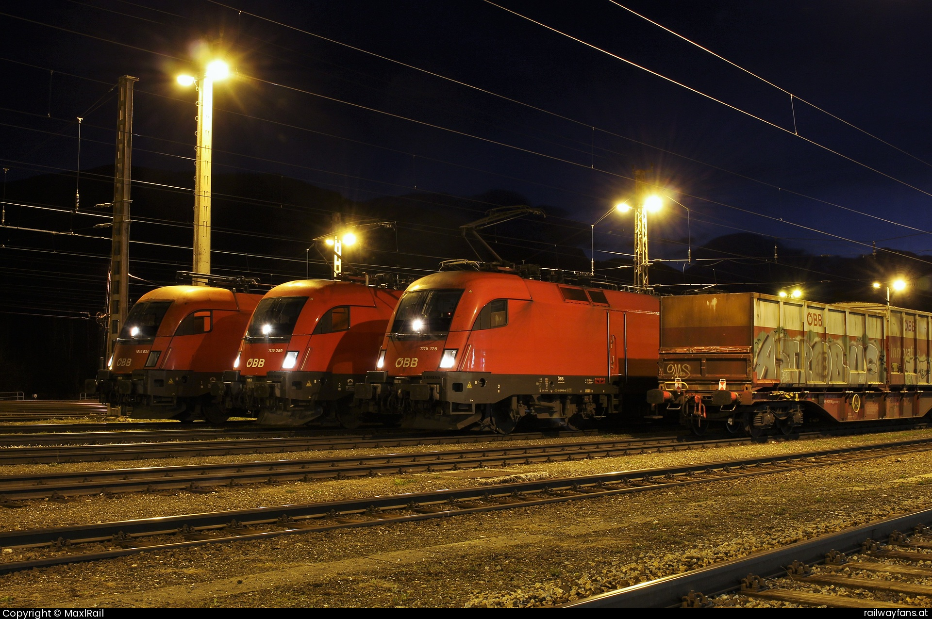 ÖBB 1116 176 in Selzthal - Ready. Set. Go!
So stehen die 1016 034 mit dem SD54456 Villach Süd Gvbf - Hall in Tirol, 1116 259 mit dem SGAG47204 Tarvisio Boscoverde nach Steindorf bei Straßwalchen und die 1116 176 mit dem SDG91511 von Wels Vbf nach Villach Süd Gvbf am frühen Morgen des 21.4.2023 in Selzthal nebeneinander.   Railwayfans