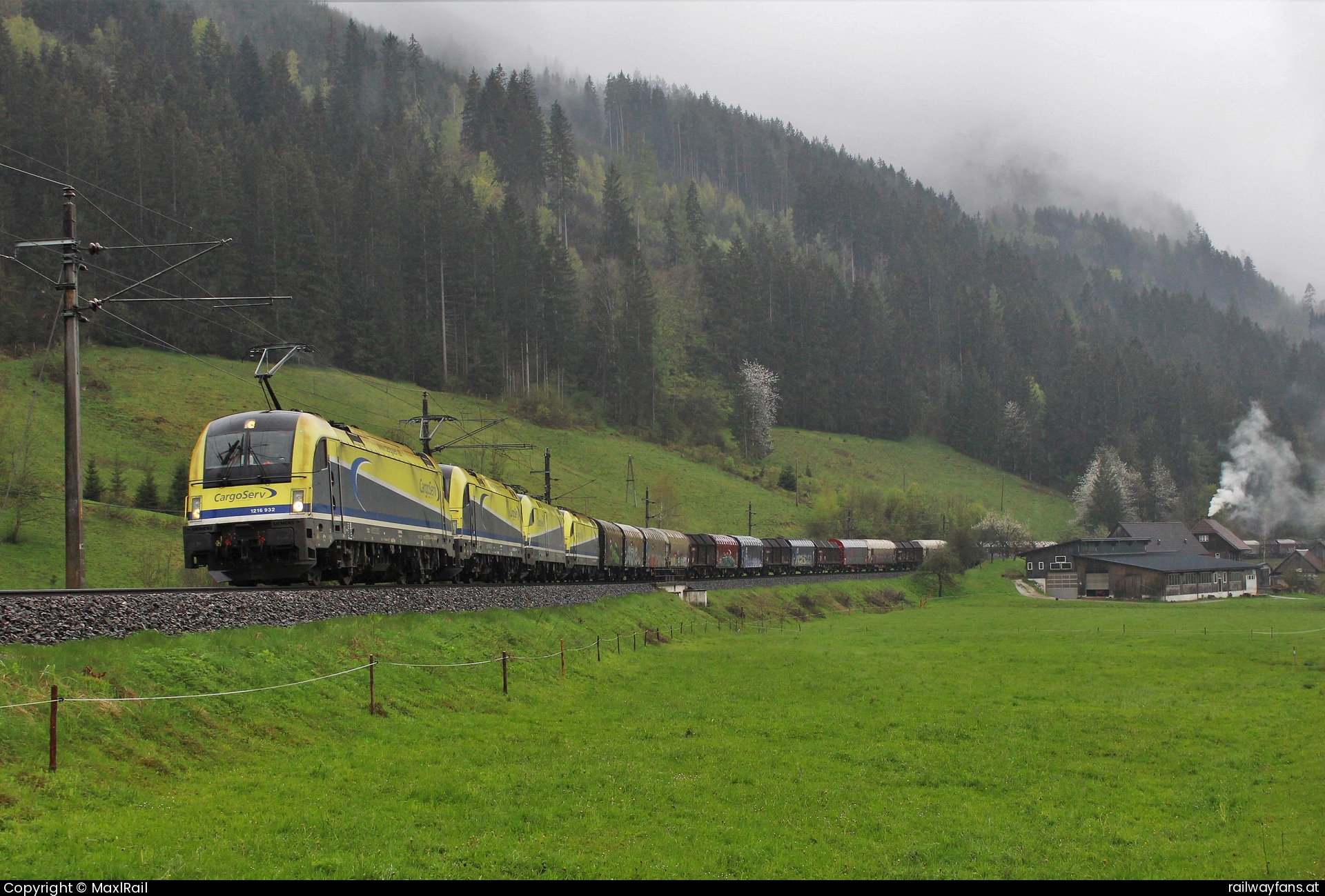 Cargoserv 1216 932 in Admont mit dem SGAG47212 - Am regnerisch 3.5.2023 bespannen die vier CargoServ Triebfahrzeuge 1216 932, 1216 930, 182 580 (kalt) und 1216 933 (kalt) den SGAG47212 von Tarvisio Boscoverde nach Linz Stahlwerke hier kurz vor Admont.  Gesäusebahn Railwayfans