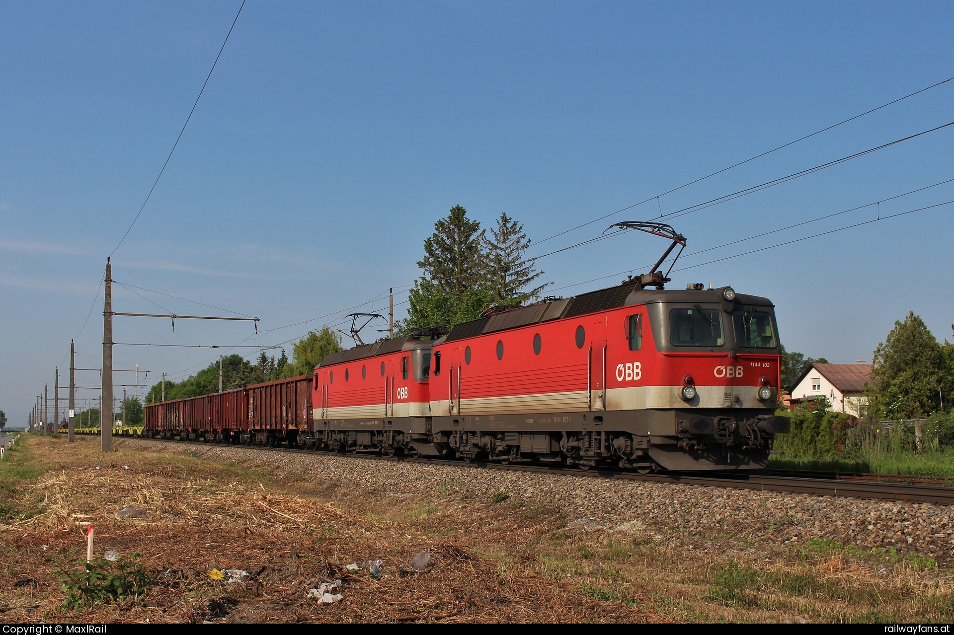 ÖBB 1144 102 in Mitterndorf-Moosbrunn mit dem DG54072 - Im Bahnhof Mitterndorf-Moosbrunn stehen am Morgen des 23.5.23.5.2023 die 1144 102 und die 1144 090 mit dem DG54072 von Graz Vbf nach Wien Zvb und warten auf die Weiterfahrt.
Dort wo das ehemalige Gleis 3 verlief wucherten schon lang hohe Sträucher die jetzt gerodet wurden.  Pottendorfer Linie Railwayfans