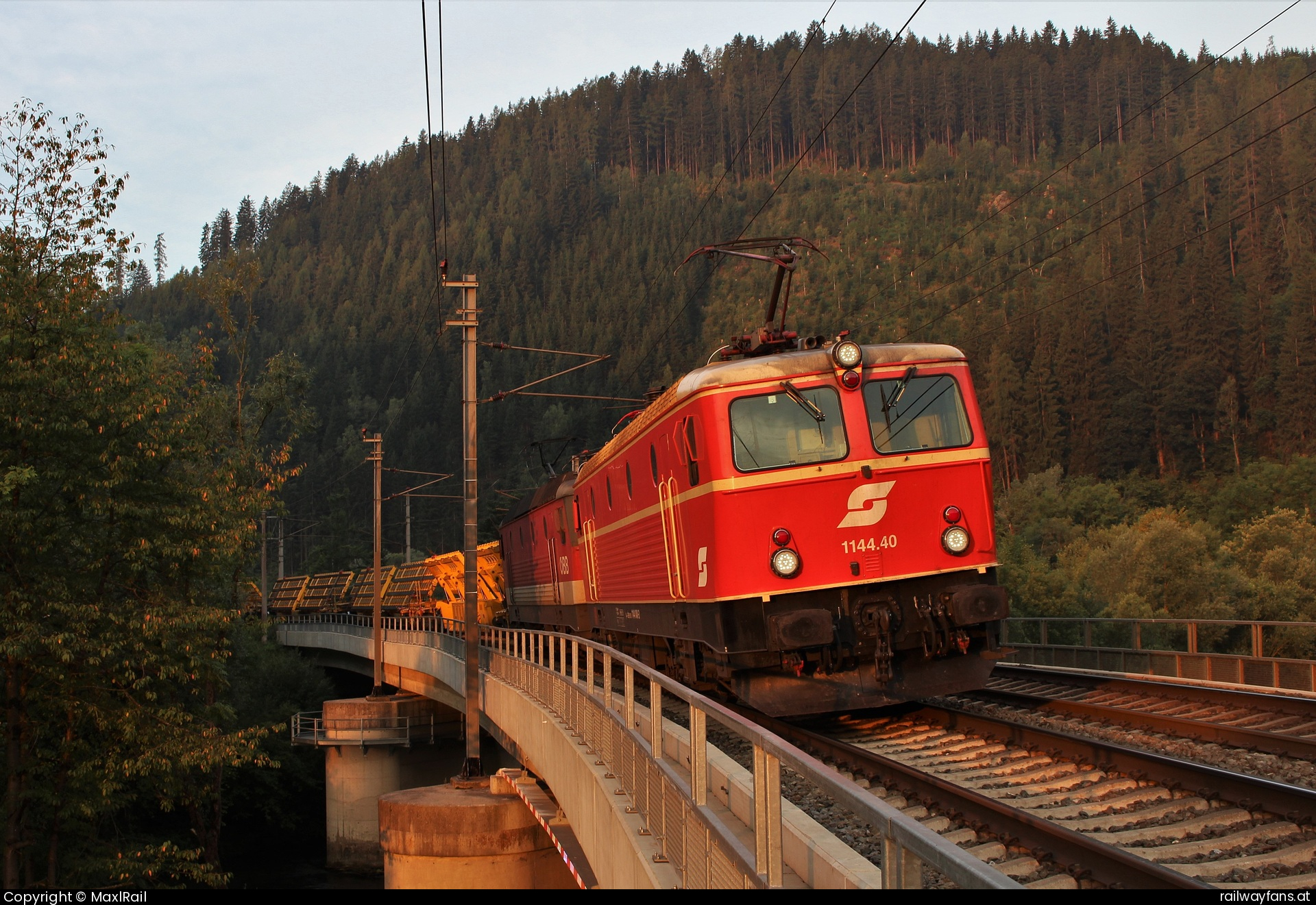 ÖBB 1144 040 in Wartberg im Mürztal mit dem DG54072 - Der gut 2 Stunden verspätete DG54072 von Graz Vbf nach Wien Zvb bespannt mit der 1144.40 und der 1144 231 wartet hier in einem kurzen Sonnenloch beim Einfahrsignal von Wartberg/Mürztal auf die Kreuzung mit einem Regionalzug.  Südbahn | Wien Hbf -  Spielfeld Straß Railwayfans