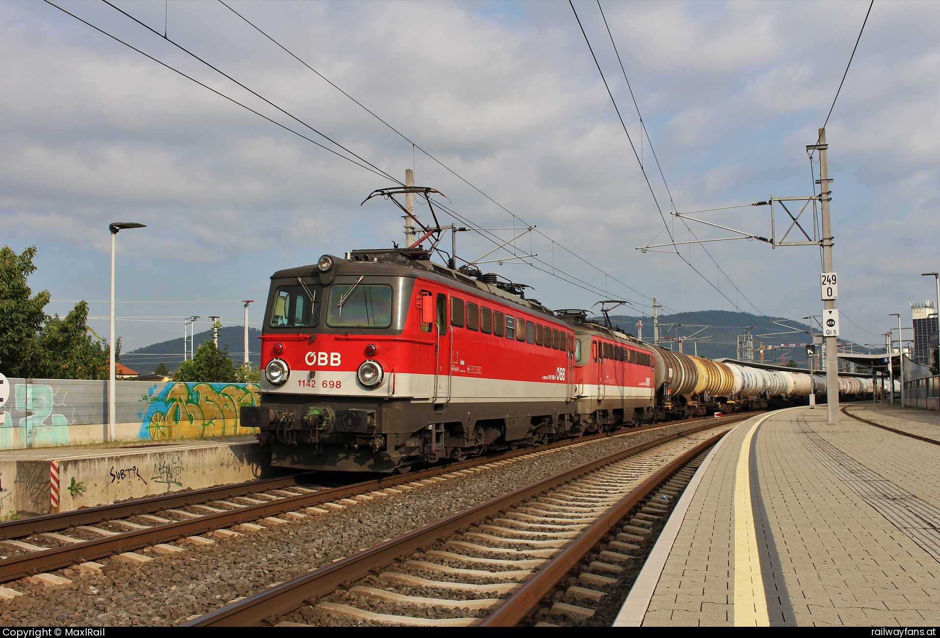 ÖBB 1142 698 in Graz Don Bosco mit dem RID57709 - Außerplanmäßig fuhr der RID57703 am 17.8.2023 nicht nur bis Graz Vbf sondern bis nach Graz Ostbahnhof.
Die 1142 698 und die 1142 601 brachten den Zug von Stadlau Fbf und warten hier in Graz Don Bosco auf die Kreuzung mit einem Regionalzug und die Weiterfahrt.  Steirische Ostbahn | Graz Hbf - Szentgotthard Railwayfans