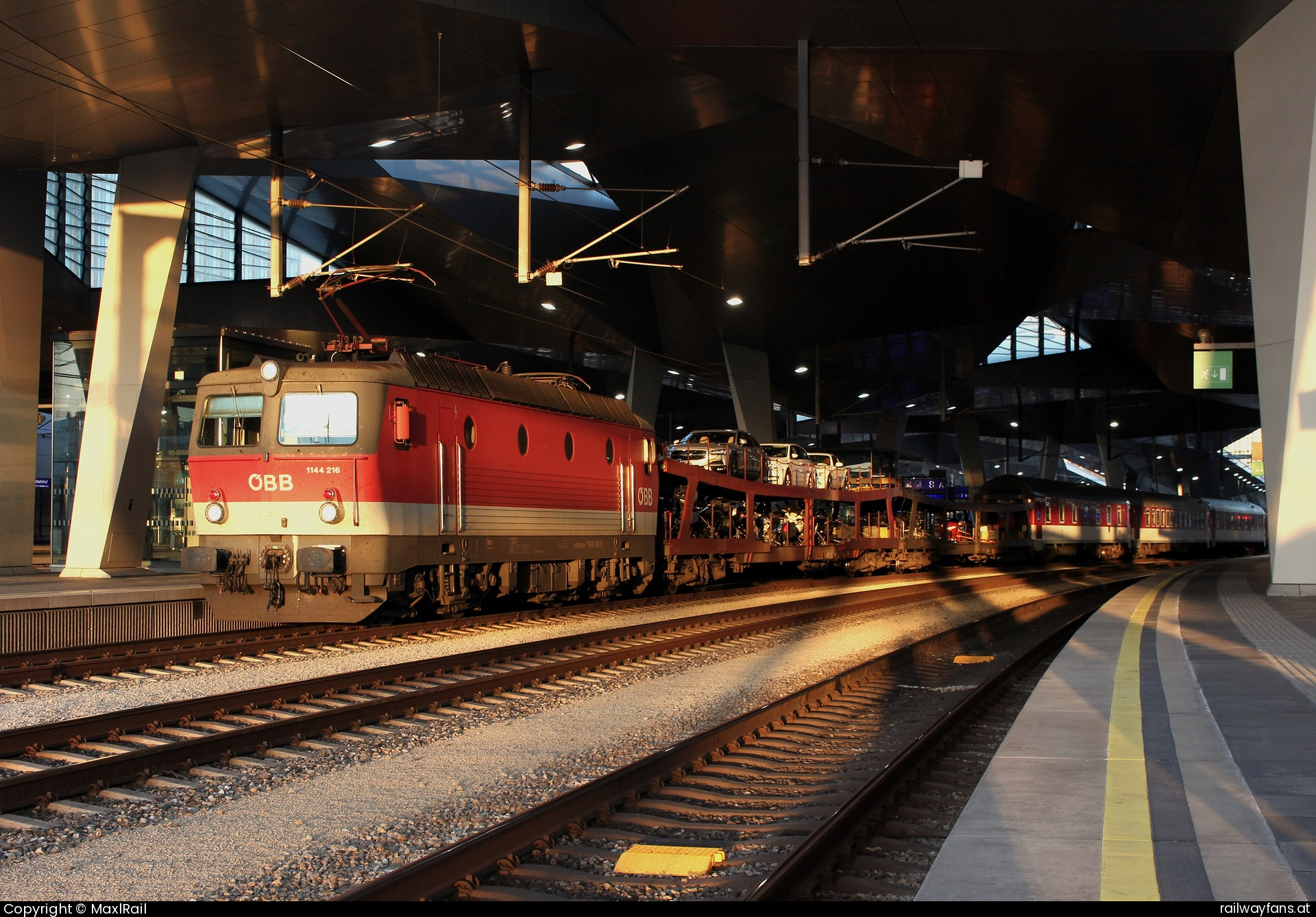 ÖBB 1144 216 in Wien Hauptbahnhof mit dem EN 1153 - In der tiefstehenden Abendsonne des 27.9.2023 steht die 1144 216 mit dem EN1153 von Bratislava hl. st. nach Split in Wien Hbf und wartet auf die Weiterfahrt nach Spielfeld-Straß wo ein Lokwechsel stattfindet.  Südbahn | Wien Hbf -  Spielfeld Straß Railwayfans
