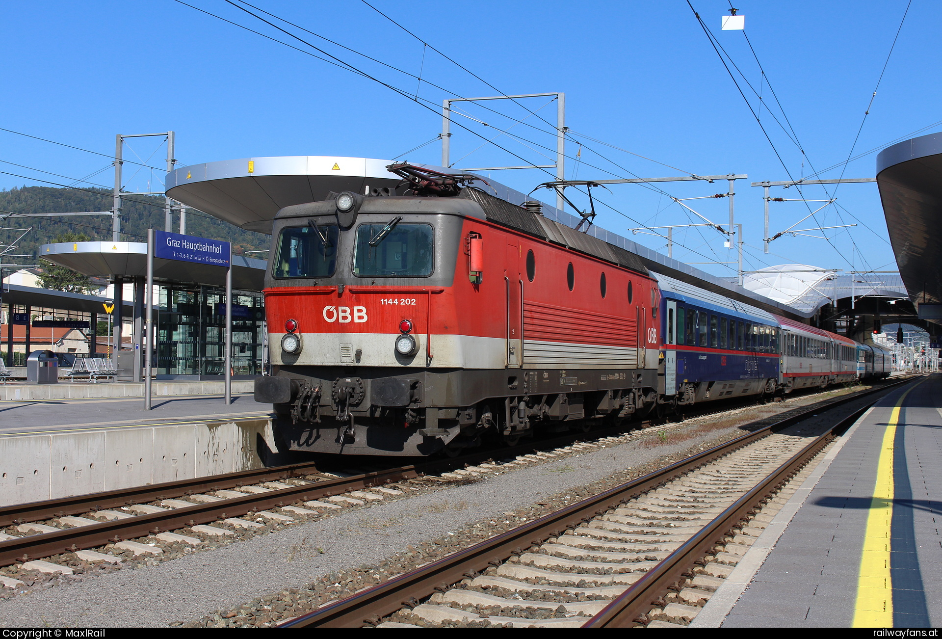 ÖBB 1144 202 in Graz Hbf mit dem EC151 - Im Frühherbstlichen Mittagslicht des 19.9.2021 steht die 1144 202 mit dem EC151 