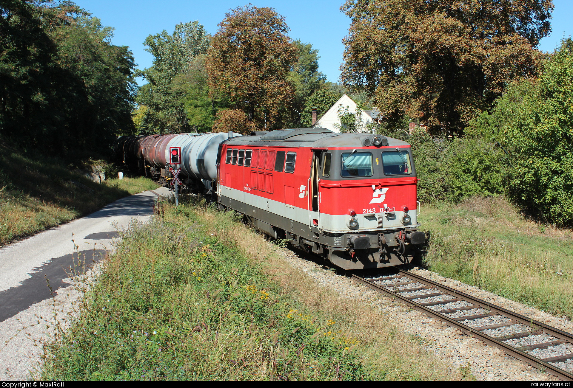 ÖBB 2143 030 in Wien Lobau mit dem NG68233 - Mit dem G68233 fährt die 2143 030 am 14.9.2017 von Stadlau nach Wien Lobau Hafen.  Lobauer Ölbahn Railwayfans