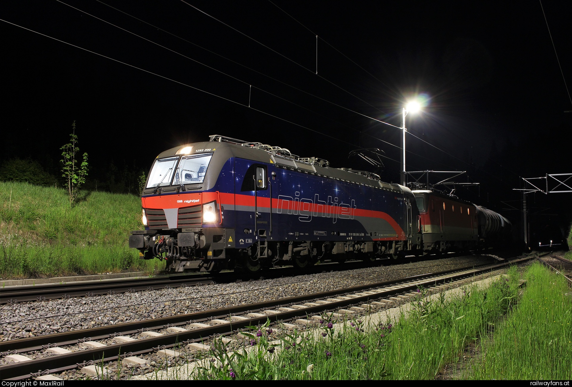 ÖBB 1293 200 in Semmering mit dem RID57709 - In Semmering Unterwerk wird tief in der Nacht des 31.5.2023 das Nachschiebetriebfahrzeug des RID57709 abgekuppelt bevor die Fahrt hon Stadlau kommend nach Graz Vbf weitergeht.
Recht außergewöhnlich ist die Bespannung mit der 1293 200 