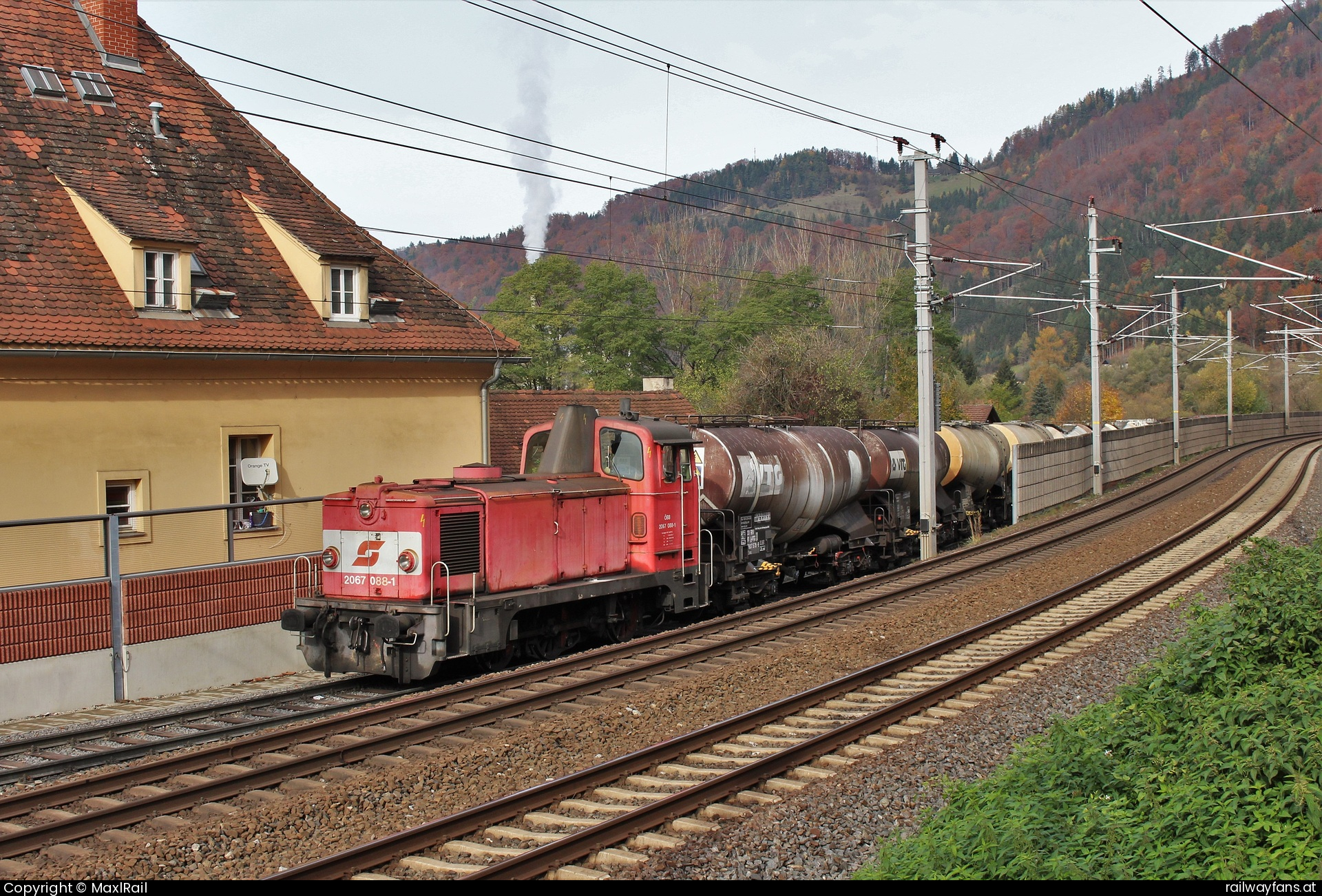 ÖBB 2067 088 in Frohnleiten - Nachdem am 13.11.2023 die 2067 088 einige mit Karton beladene Wagen aus der Mayr-Melnhof Kartonfabrik in Frohnleiten gebracht hat und diese von der Bahnhofsreserve abgezogen wurden, wurden von der Bahnhofsreserve mit Schlämmkreide beladene Wagen in die Anschlussbahn geschoben und von der an Mayr-Melnhof verliehene 2067 088 übergeben.  Südbahn | Wien Hbf -  Spielfeld Straß Railwayfans