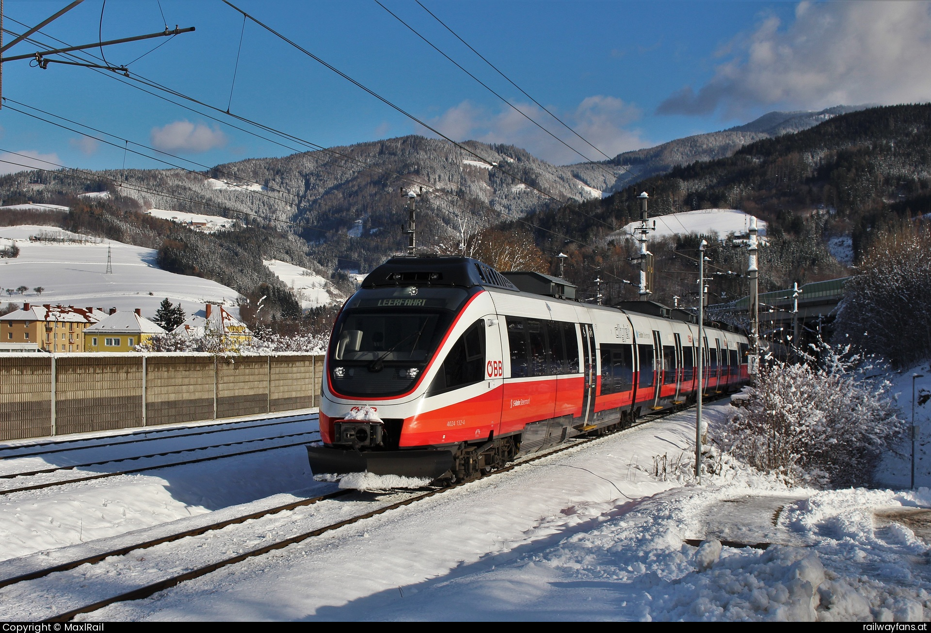 ÖBB 4024 132 in Bruck an der Mur - Am 3.12.2023 fuhren der 4024 132 und der 4024 045 als Leerpersonenzug von Graz Hbf nach Selzthal hier beim Vorfahrtshalt in der 