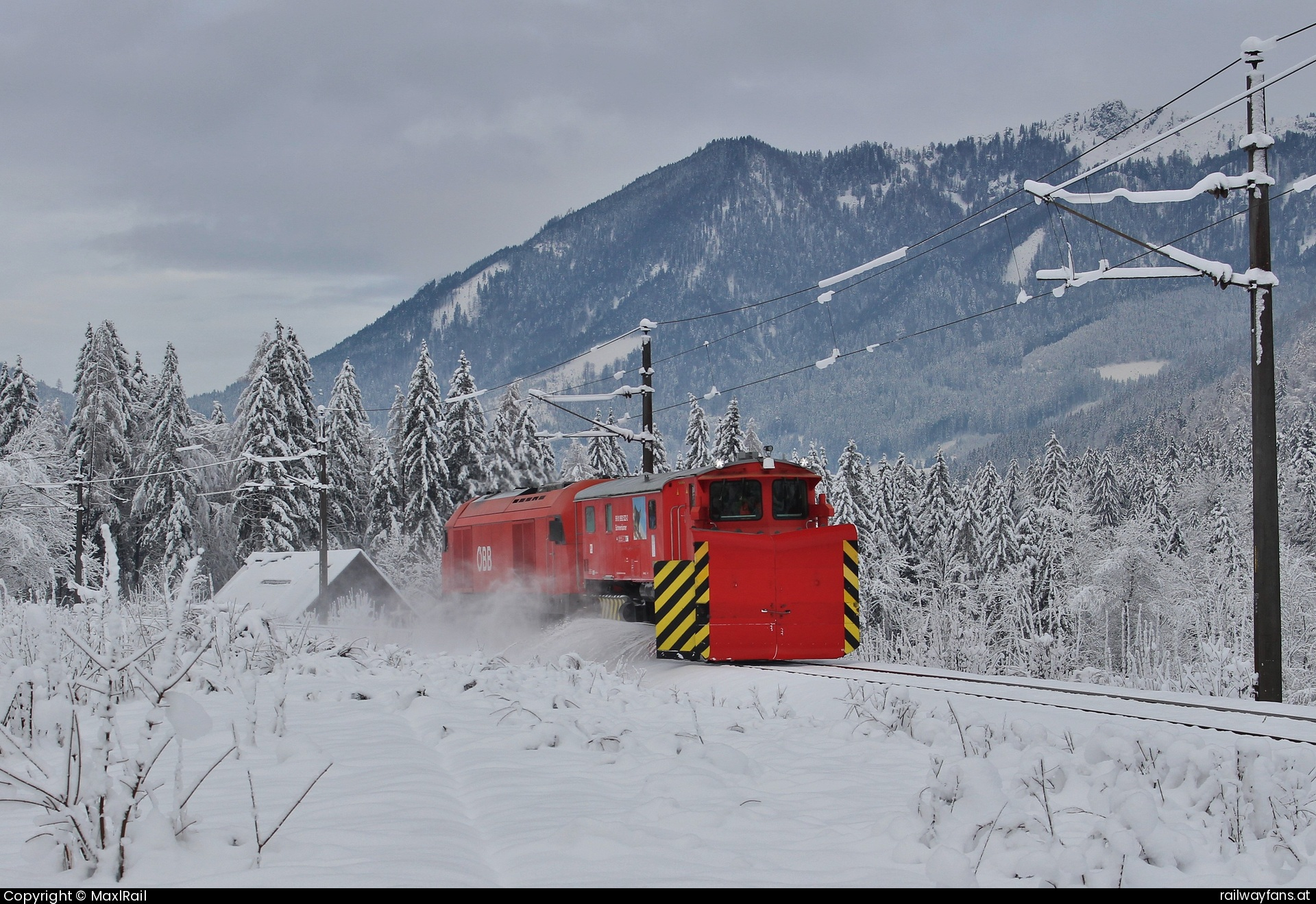 ÖBB 2016 092 in Admont - Nichts erinnert hier an den einstigen Bahnhof Gesäuse Eingang hinter dem das gleichnamige Tal beginnt.
Am 5.12.2023 schiebt hier die 2016 092 den Selzthaler Klimaschneepflug 9592 522-2 durch das noch weite Ennstal in Richtung Hieflau.
Um die -6°C und leichter Schneefall sorgten für einen stimmigen Kontrast zu den roten Fahrzeugen.  Gesäusebahn Railwayfans