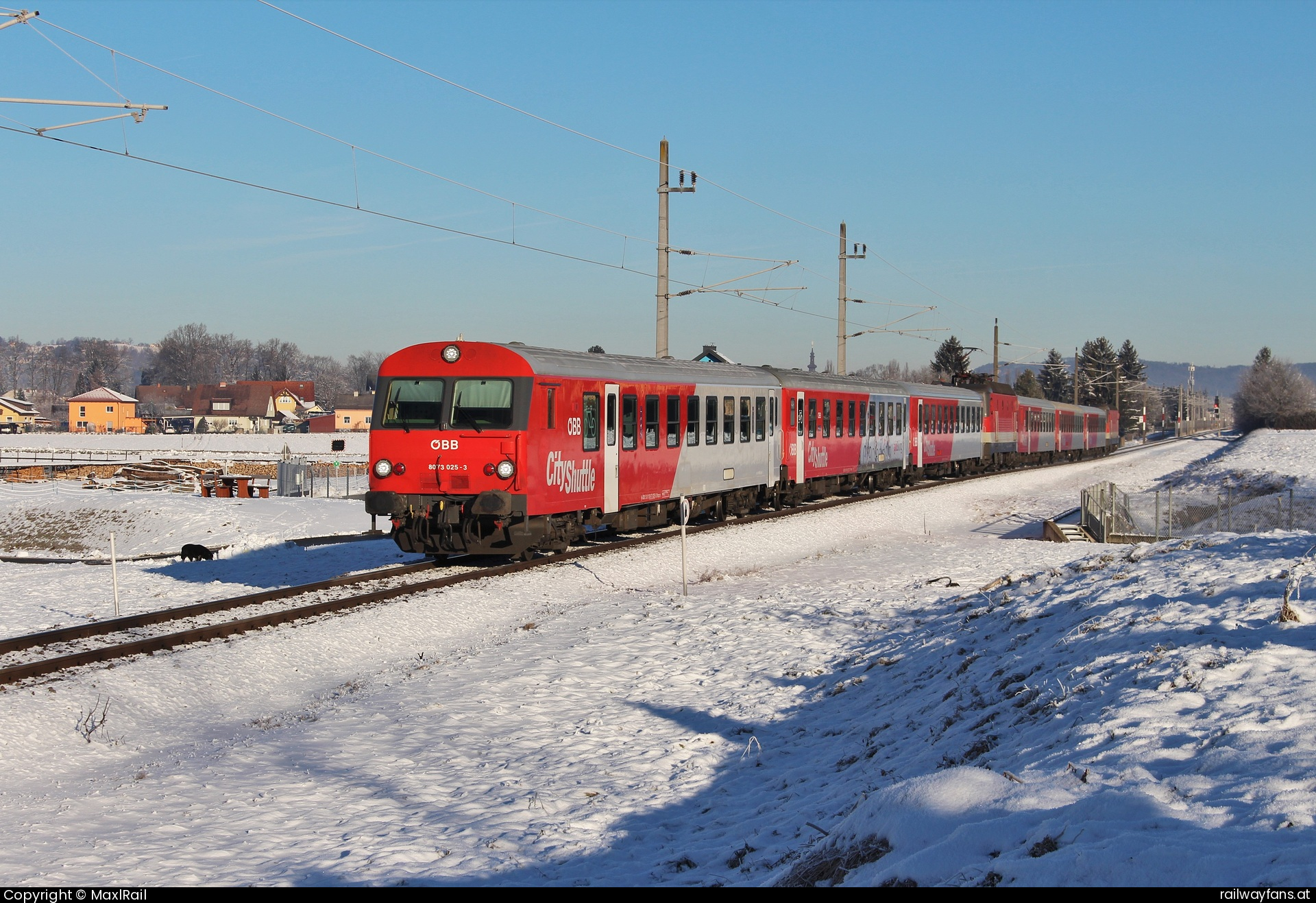 ÖBB 8073 025 in Wagna mit dem D353 - Nach dem Schneefall im Süden der Steiermark wurde es bitter kalt und der Schnee blieb auch bei herrlichem Sonnenschein liegen.
So fährt am Morgen des 21.1.2024 der D353 mit 8073 025, 1144 095, 8073 205 und 1144 065 von Graz Hbf kurz hinter Leibnitz in Richtung Spielfeld-Straß.  Südbahn | Wien Hbf -  Spielfeld Straß Railwayfans