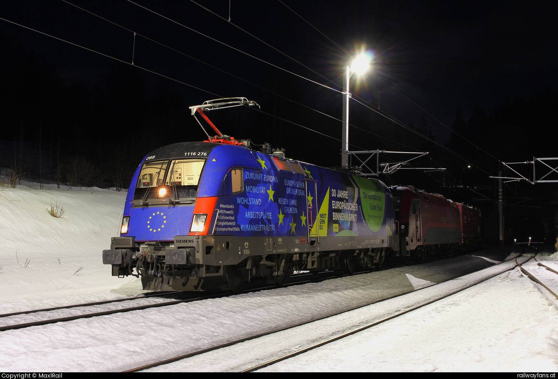 ÖBB 1116 276 in Semmering - Seit 2020 wirbt die 1116 276 für den 25. Jahrestages des österreichischen Beitritts in der Europäischen Union und bietet mit den grünen und blauen Farben für etwas Abwechslung in der sonst recht roten Tarus-Flotte.
Hier steht sie mit der 1216 239 zusammen bei Semmering Unterwerk am Weg von Wien Zvb nach Graz Vbf früh morgens am 26.1.2024.  Südbahn | Wien Hbf -  Spielfeld Straß Railwayfans