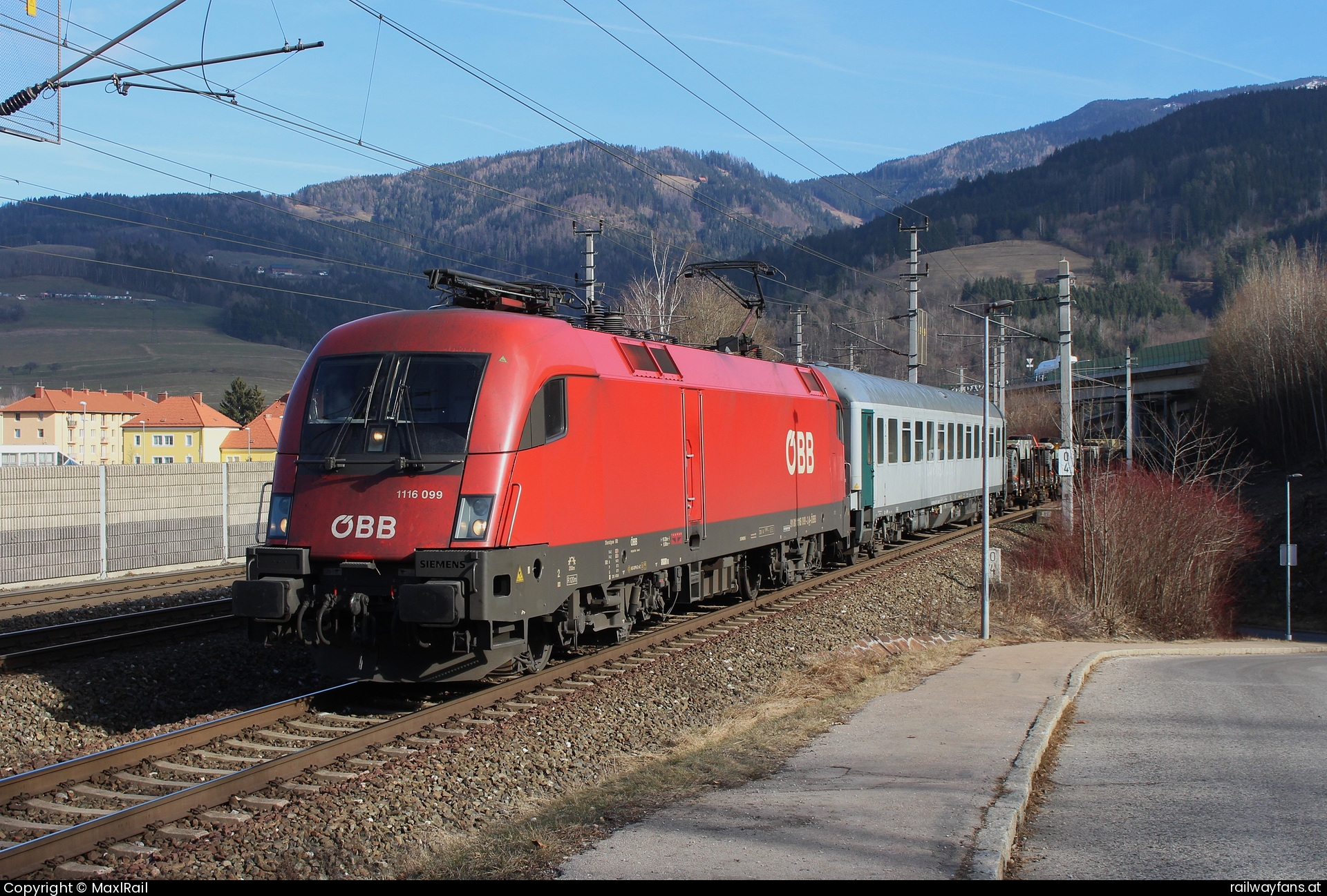 ÖBB 1116 099 in Bruck an der Mur - Einen von vier Militärzüge von Koper Luka Richtung Deutschland bespannte am 8.2.2024 die 1116 099 zwischen Spielfeld-Straß und Linz Vbf.
Hier steht der mit US-Army Material beladene Ganzzug in der 