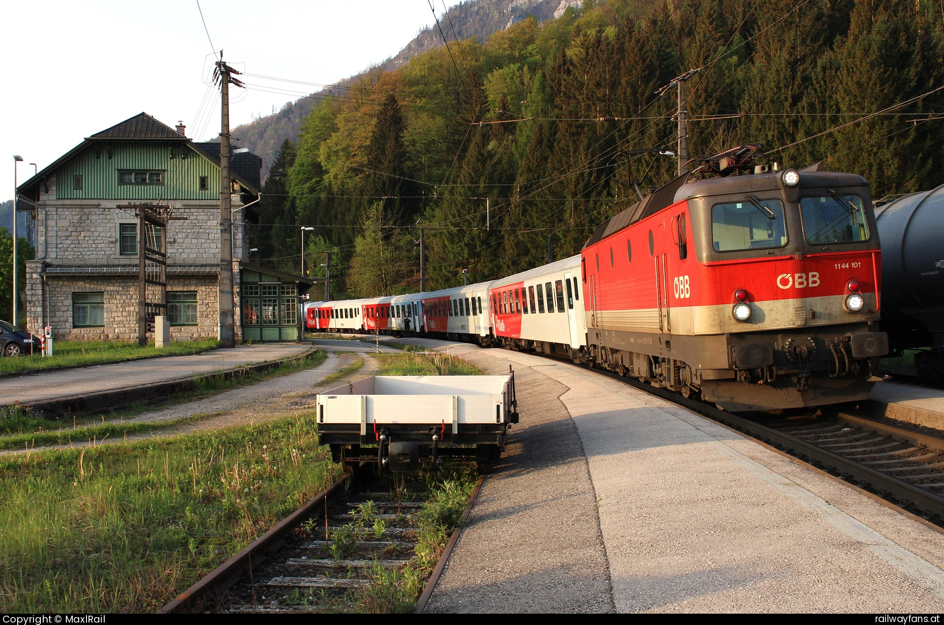 ÖBB 1144 101 in Klaus mit dem R3936 - Früh morgens am 13.4.2024 steht die 1144 101 mit dem R3936 von Selzthal nach Linz Hbf im Bahnhof Klaus an der Pyhrnbahn und wartet auf die Weiterfahrt.  Pyhrnbahn | Linz Hbf - Selzthal Railwayfans