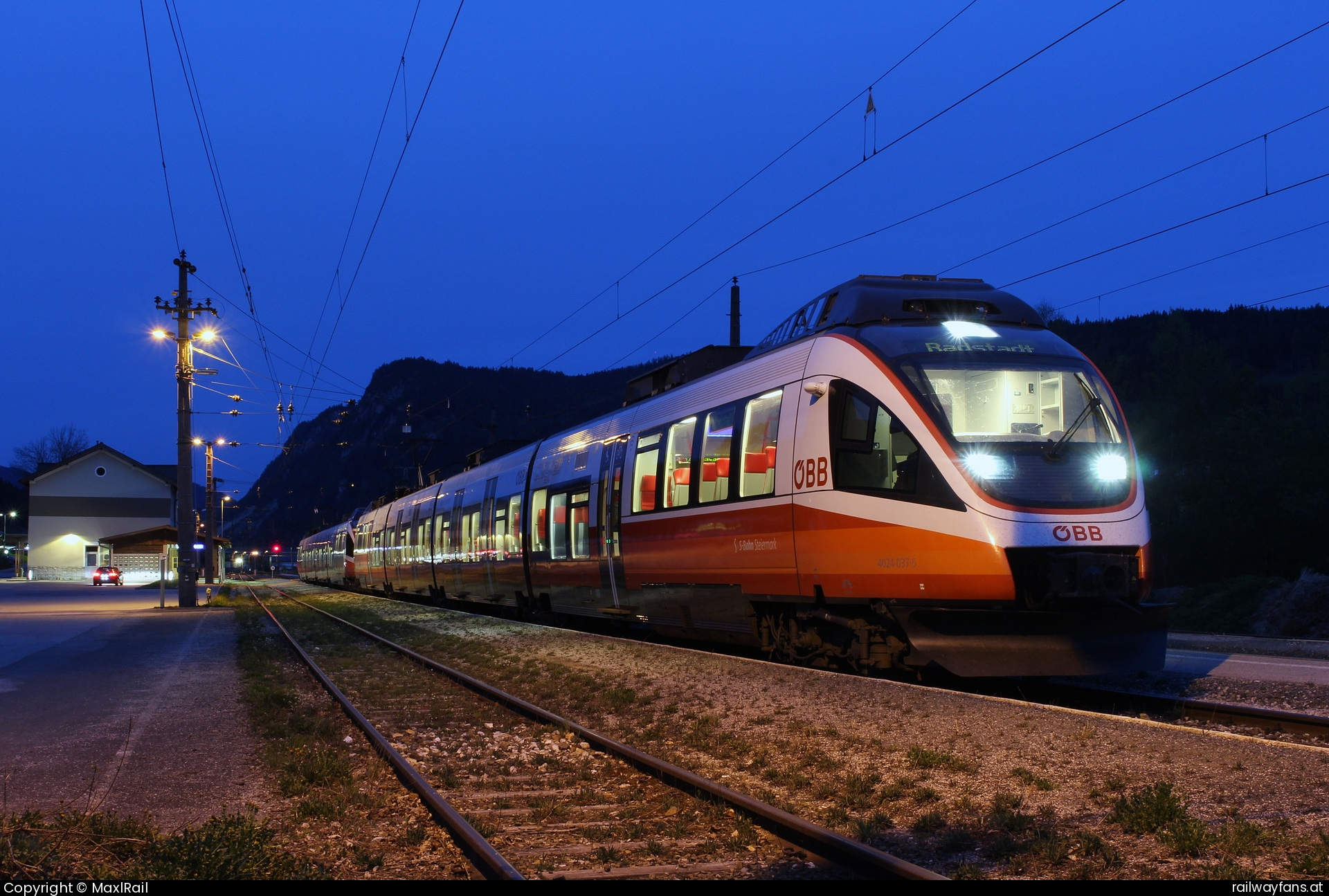 ÖBB 4024 037 in Radstadt mit dem R4486 - Am Abend des 13.4.2025 ist der R4486 bestehend aus 4024 037 und 4024 045 von St.Michael in Radstadt angekommen.
An Samstagen ist dieser Zug die einzige planmäßige Tandemleistung der Reihe 4024 im Ennstal.  Ennstalbahn Selztal - Bischofshofen Railwayfans