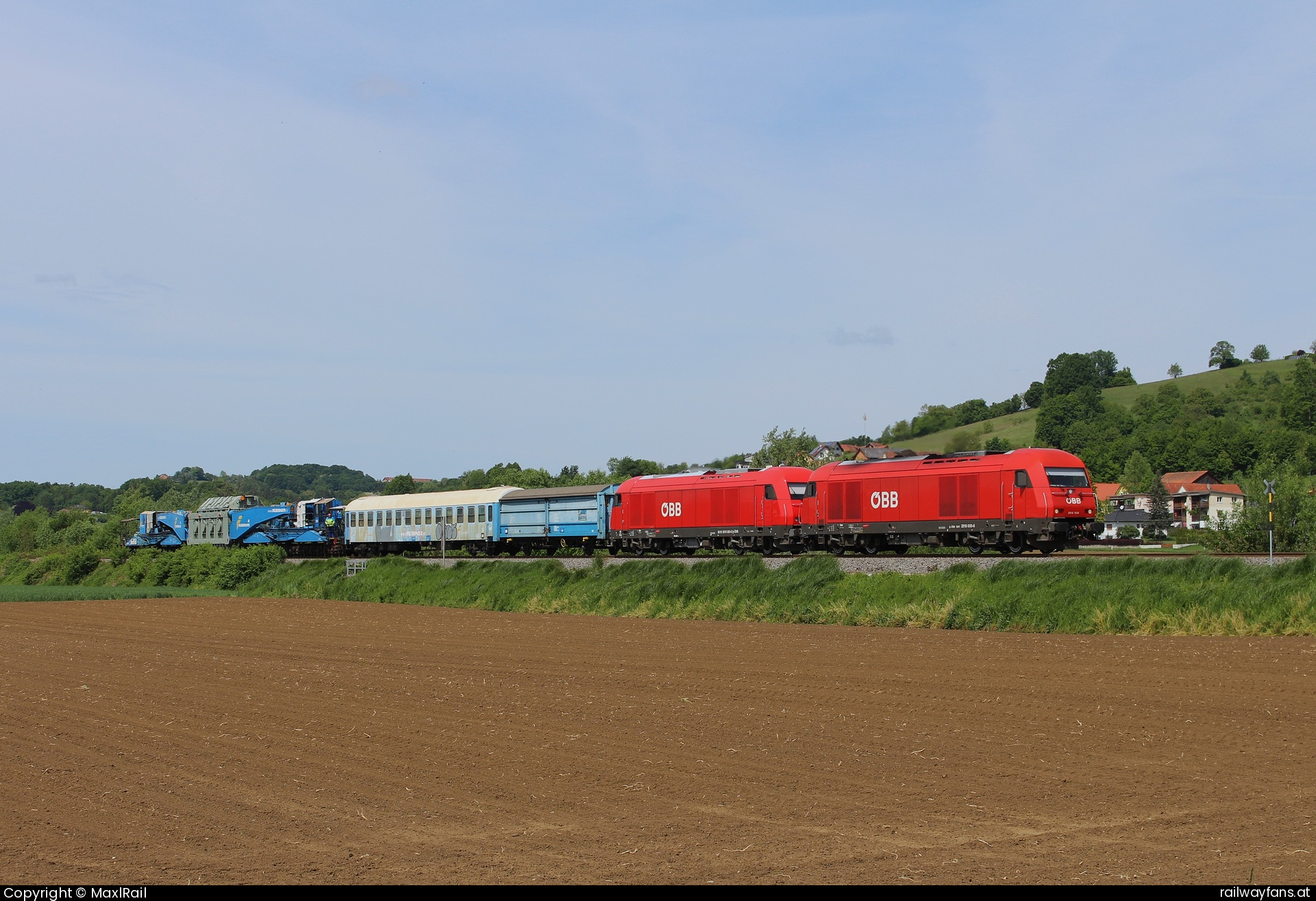 ÖBB 2016 030 in Johnsdorf - An Samstagen verkehrt immer wieder ein Trafotransport der Firma Felbermayr von Weiz aus über Gleisdorf, Fehring, Wechsel und Wiener Neustadt nach Oberlaa um von dort am Folgetqg nach Linz zu gelangen. Der Grund für diese Strecke ist, das der große 32-achsige Trafowagen mit dem größten Transformator darauf nicht durch den Laßnitzhöhetunnel und den Bosrucktunnel passt.
Am 4.5.2024 bringen die 2016 030 und die 2016 083 den Schwertransport von Gleisdorf nach Oberlaa hier kurz vor dem Bahnhof Fehring.  Steirische Ostbahn | Graz Hbf - Szentgotthard Railwayfans