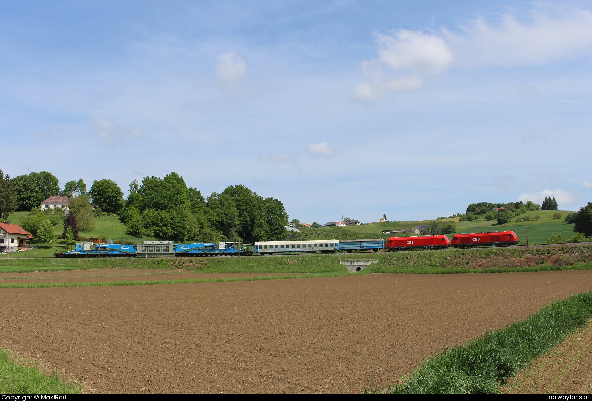 ÖBB 2016 030 in Untertiefenbach - Mit dem 32-achsigen Traforansportwagen der Firma Felbermayr fuhr am 4.5.2024 die 2016 030 und die 2016 083 von Gleisdorf über die Wechselstrecke nach Oberlaa. Hier bemühen sich die zwei 2200PS starken 