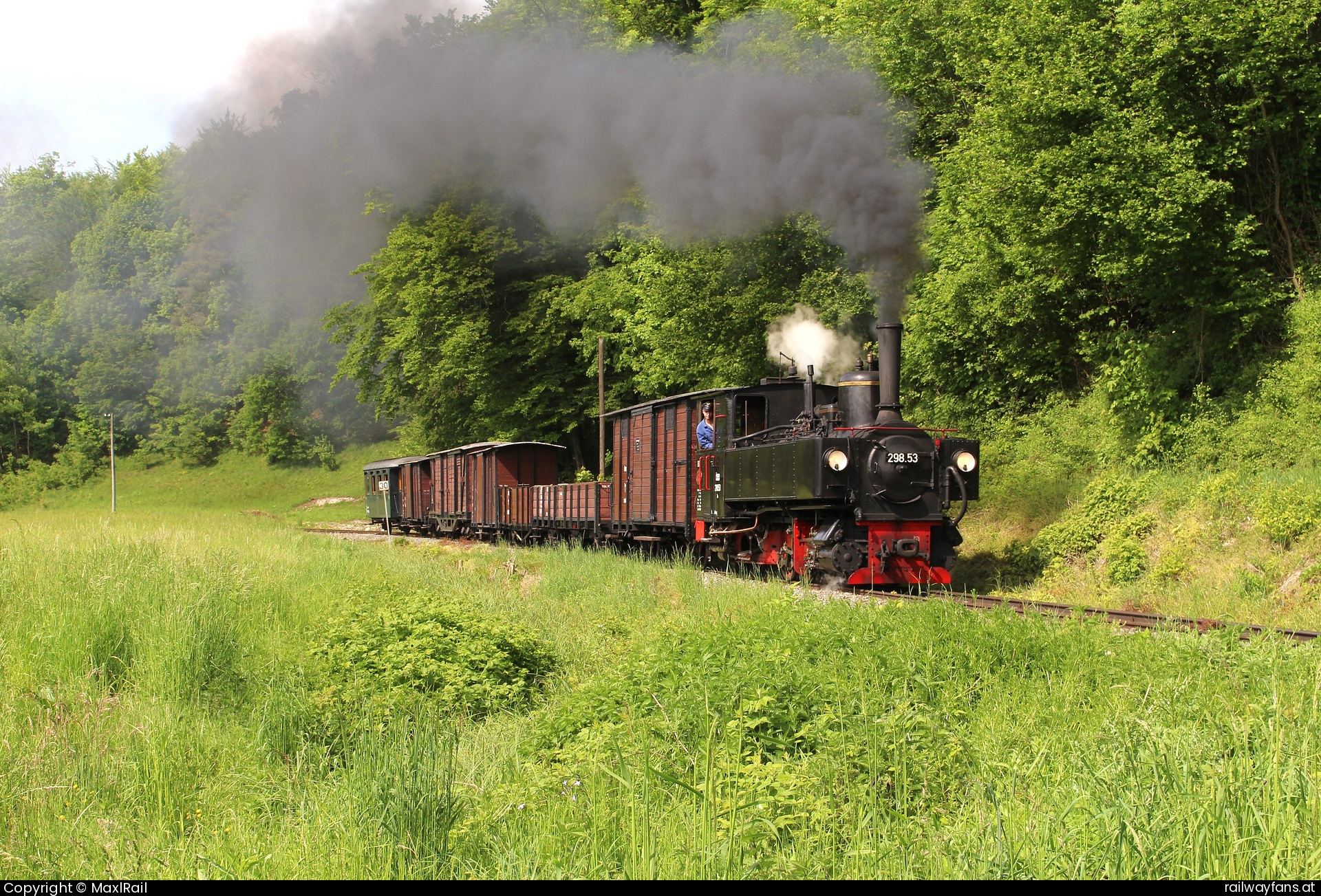 ÖGEG 298.53 in Steinbach an der Steyr - Kurz vor der Halte- und Ladestelle Waldneukirchen fährt am 10.5.2024 die 298.53 mit einem typischen Verschubgüterzug der Steyrtalbahn von Steyr Lokalbahnhof kommend in Richtung Grünburg.
Das Feuer in der Feuerbuchse ist schon etwas beruhigter, ist doch das Ziel Grünburg nicht mehr weit.  Steyrtalbahn  Railwayfans