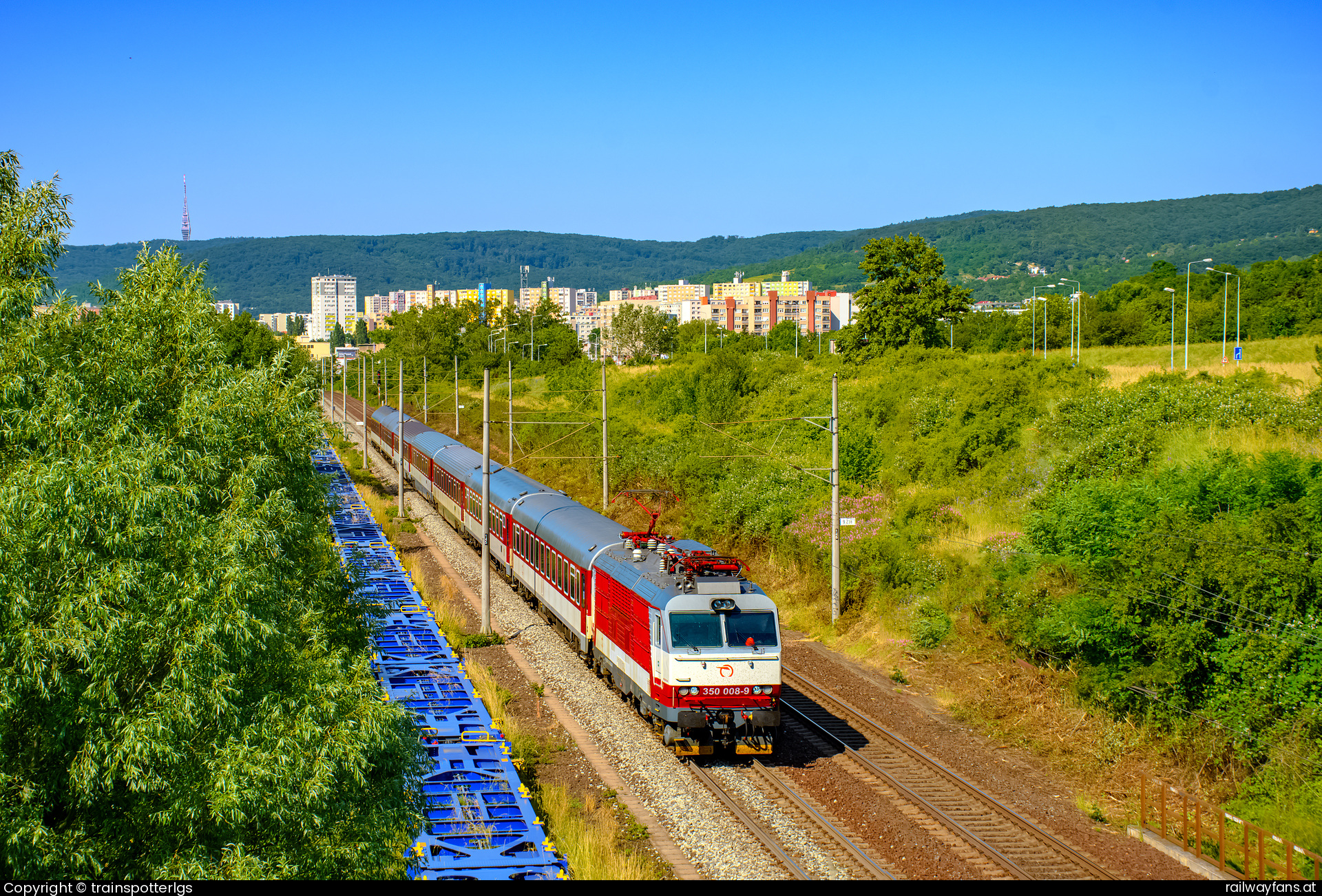 ZSSK 350 008 in 106 - ZSSK 350 008 on Ex (BA-ZA-KE) spotted in Bratislava - Raca
   Railwayfans