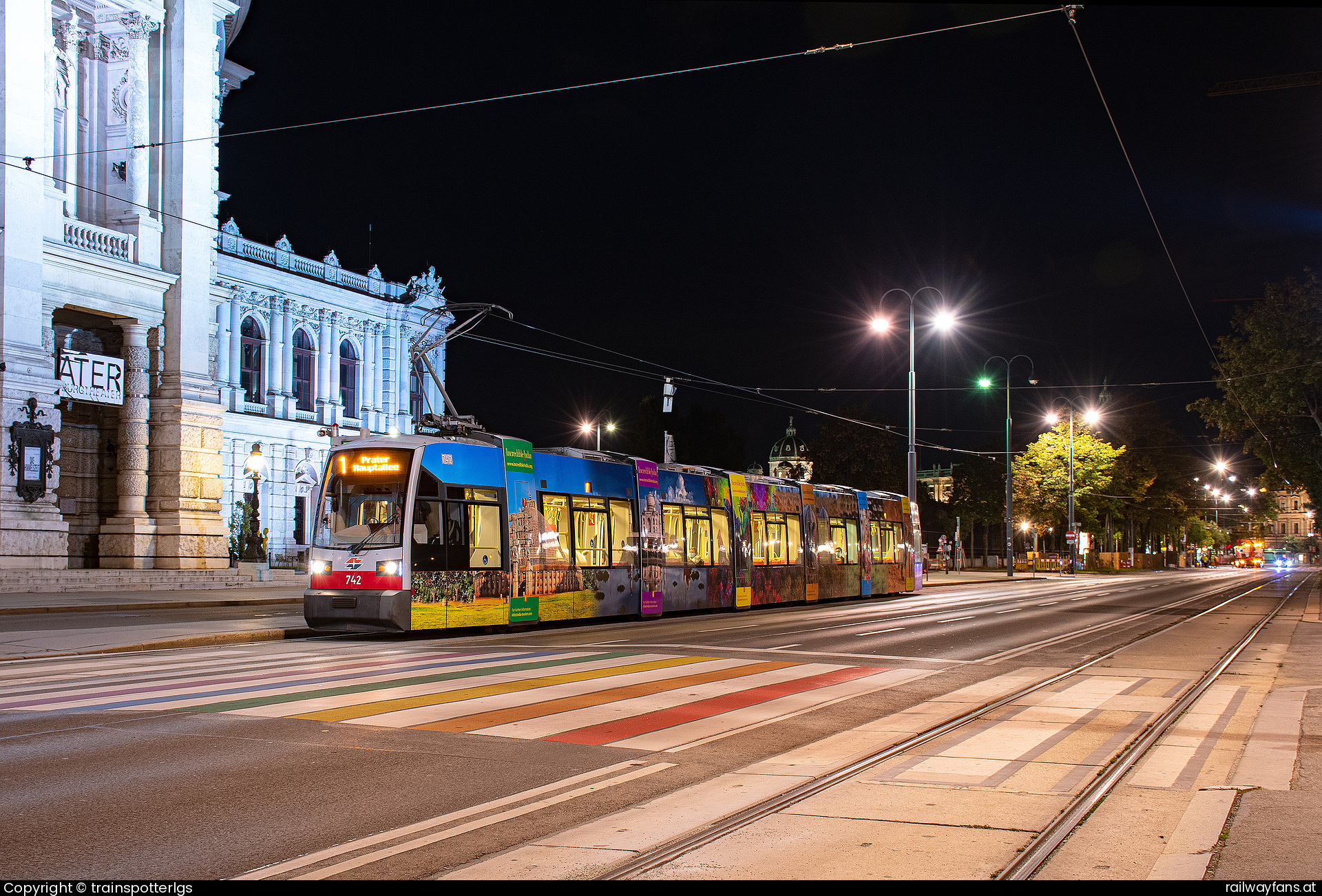 Wiener Linien B1 742 in Rathausplatz - WL B1 742 'India' on L1 spotted in Rathausplatz/Burgtheater   Railwayfans