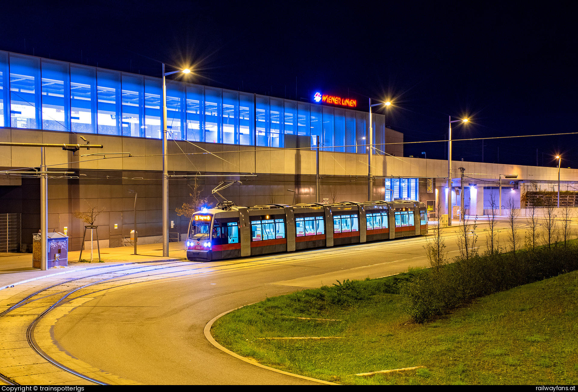 Wiener Linien B 612 in Gustav-Merten-Platz - WL B 612 on L26 spotted in WIen - Hausfeldstraße   Railwayfans