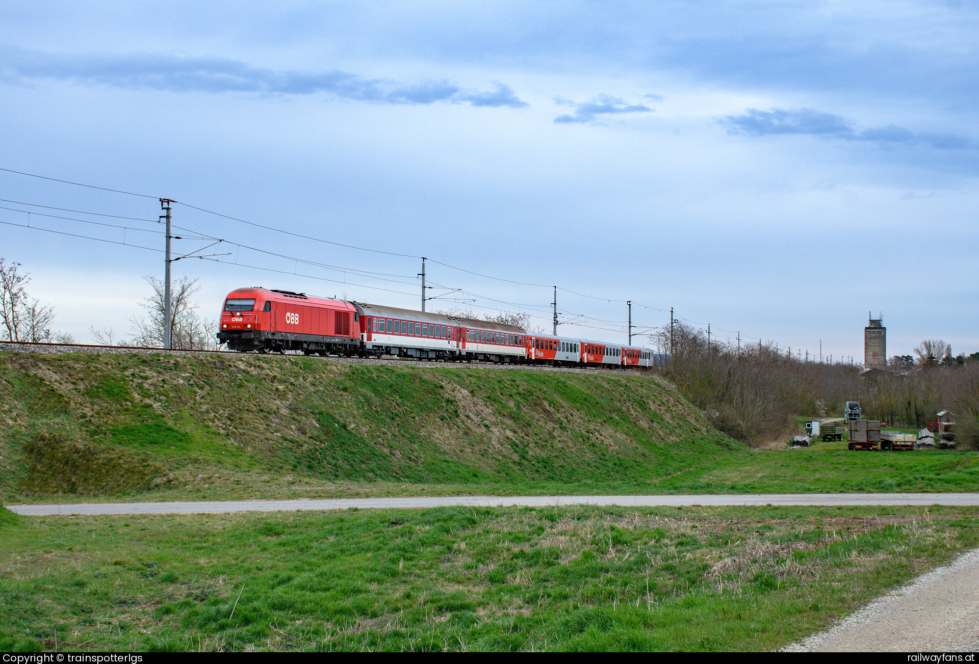 ÖBB 2016 005 in Oberweiden - ÖBB 2016 005 spotted in Oberweiden
   Railwayfans