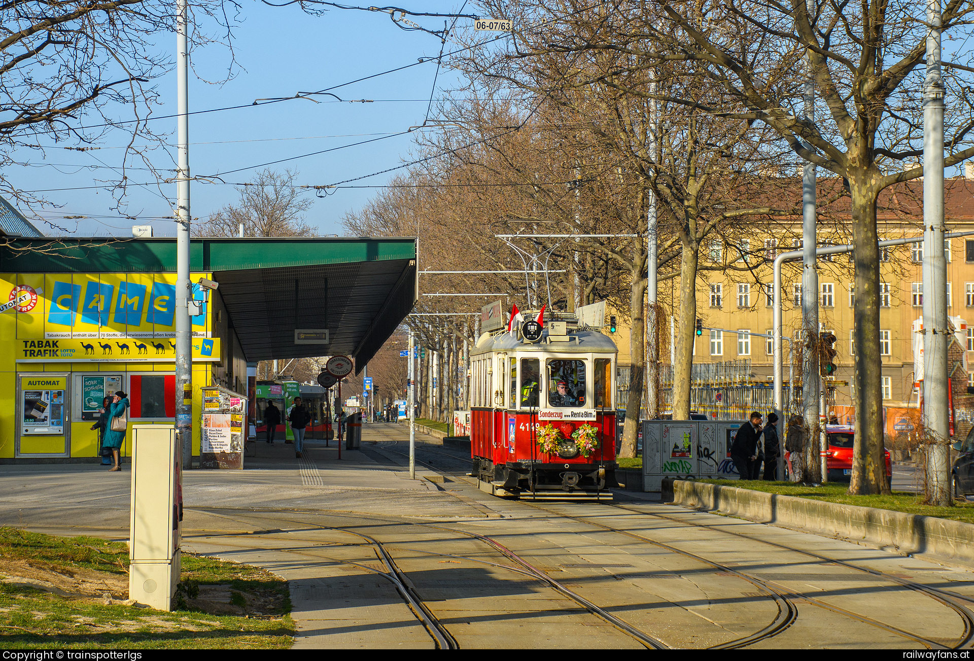 VEF 4149 in Großhaarbach - VEF M 4149 spotted in Wien - Westbahnhof
   Railwayfans