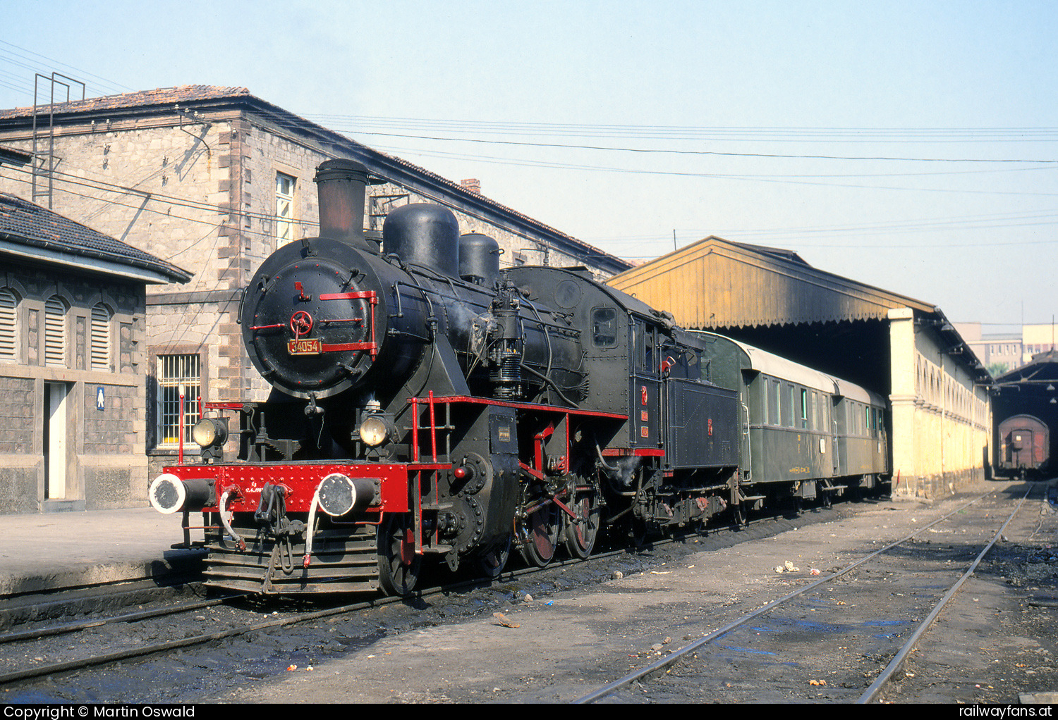 TCDD 34 054 in Izmir Alsancak - Dampfgeführter Vorortezug in Izmir Alsancak.   Railwayfans