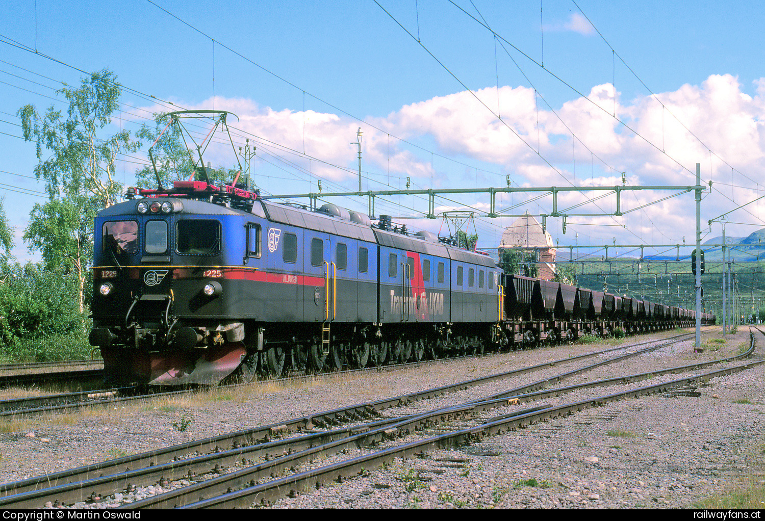 LKAB Dm3 1225 in Abisko Östra - Die Fotos der Erzbahn von 2002 sind meinem viel zu früh verstorbenen Freund G. Rauter gewidmet, der diese Reise organisierte.  Erzbahn (Malmbanan) Railwayfans