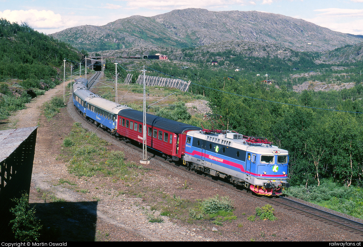 TKAB Rc6 6 in Søsterbekk - Tågkompaniet (TKAB) wurde 1999 gegründet, begann ihren Betrieb im Jahr 2000 vor allem mit Regional- und Lokalzugverkehr in Nordschweden und übernahm dafür auch Lokomotiven der Schwedischen Staatsbahn SJ. 2019 ist sie in Vy Tåg umbenannt worden.    Railwayfans