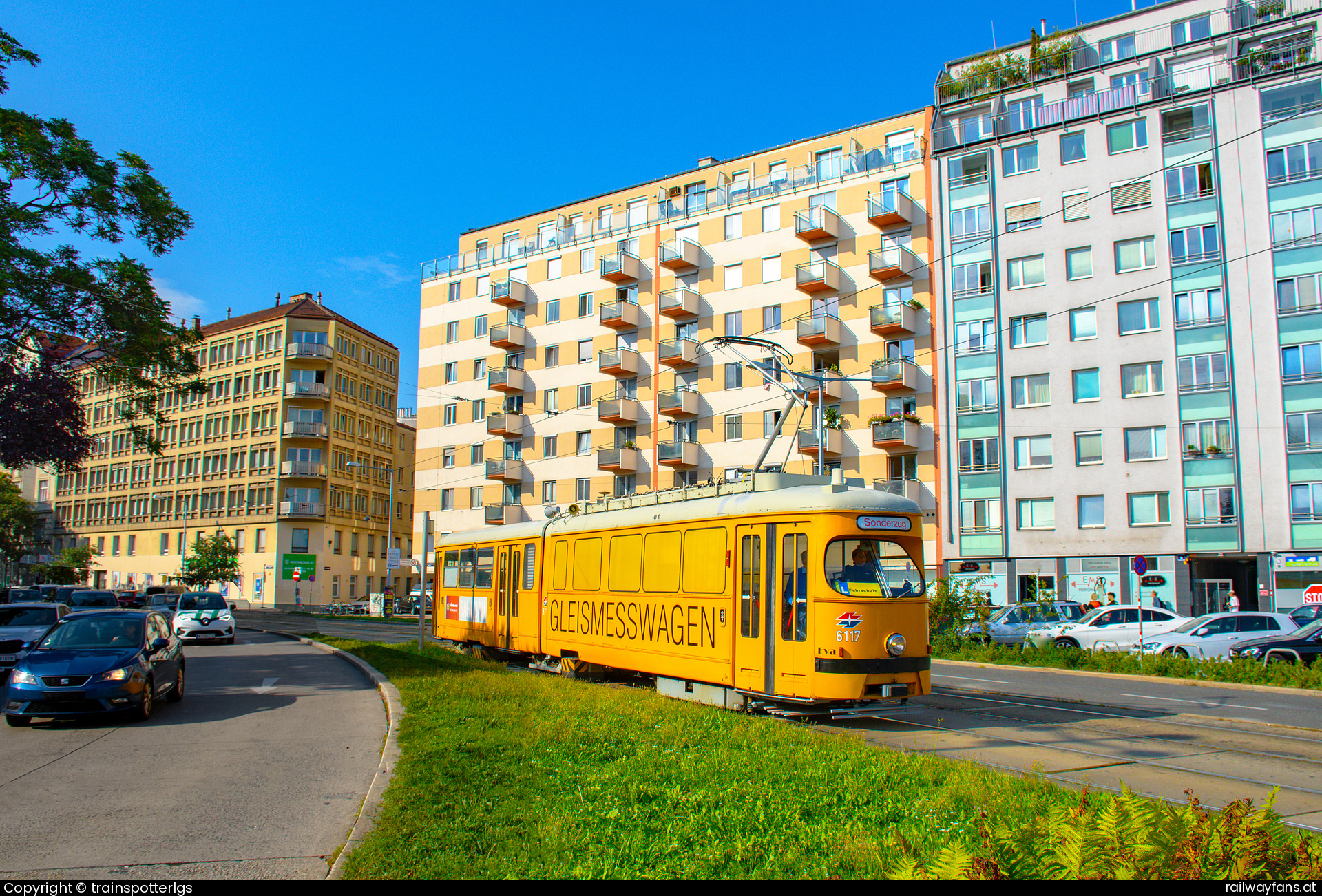 Wiener Linien EM 6117 in Franzensbrückenstraße - WL EM 6117 spotted in Wien - Praterstern   Railwayfans