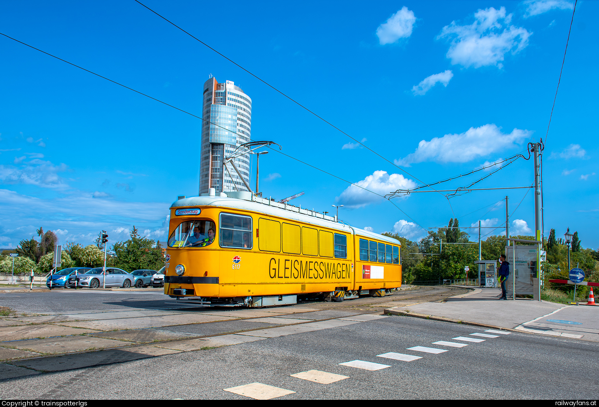 Wiener Linien EM 6117 in Am Wasserpark - WL EM 6117 spotted in Wien - Hubertusdamm   Railwayfans