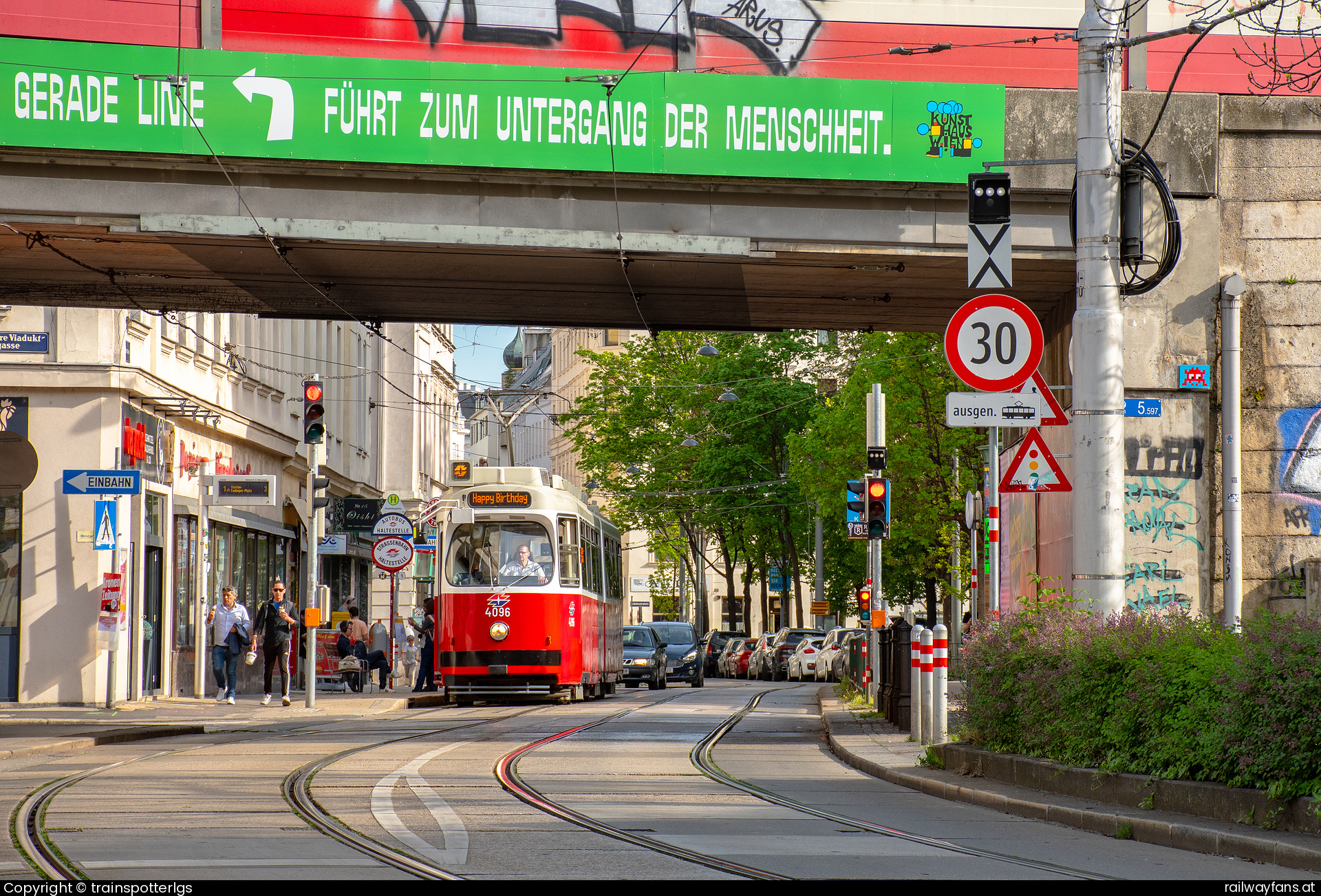 Wiener Linien E2 4096 in Radetzkyplatz - WL E2 4096 spotted in Wien - Radetzkyplatz   Railwayfans