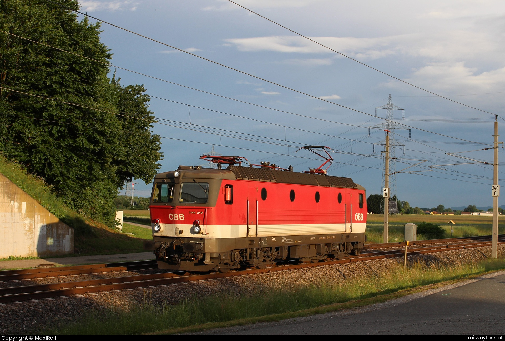 ÖBB 1144 249 in Bachsdorf - Im letzten Sonnenlicht des 30.5.2024 fährt die1144 249 als Lokzug von Spielfeld-Straß nach Graz Hbf hier bei Lebring beim Abwarten eines Gegenzuges im eingleisigen Abschnitt zwischen Lebring und Wildon.  Südbahn | Wien Hbf -  Spielfeld Straß Railwayfans