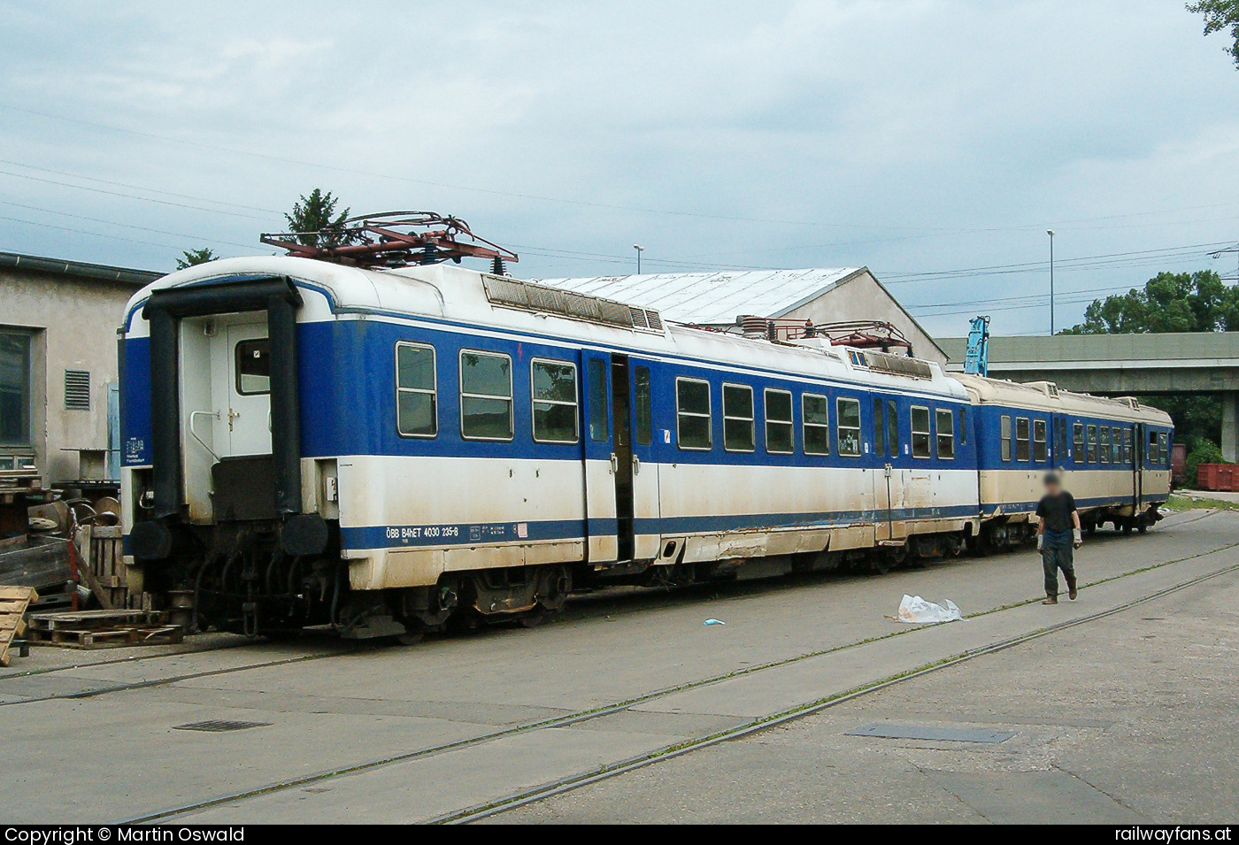 ÖBB 4030 235 in Kaiserebersdorf - Am 12.5.2005 kam es in Unter Purkersdorf zu einer Flankenfahrt zwischen dem 4030.235 als Schnellbahnzug der Linie S50 und dem Güterzug 41117 mit der 1116.159. Ursache für den Unfall war die unerlaubte Vorbeifahrt der Schnellbahn an einem Halt zeigenden Signal. Der 4030.235 wurde daraufhin bei der VOEST (heute Scholz Rohstoffhandel) in Kaiserebersdorf verschrottet.   Railwayfans