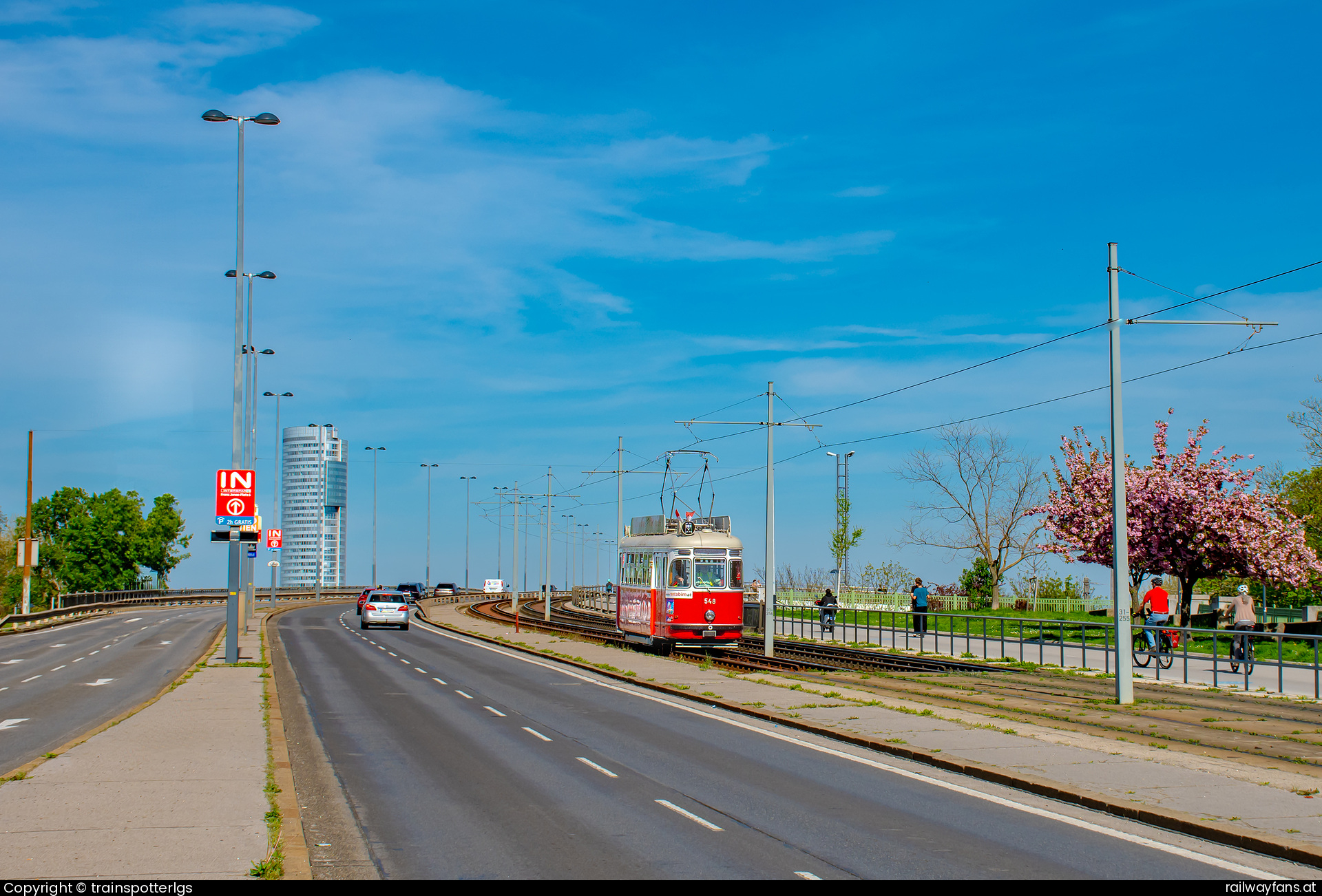 VEF 548 in Handelskai - WL L 548 spotted in Wien - Floridsdorfer Brücke   Railwayfans