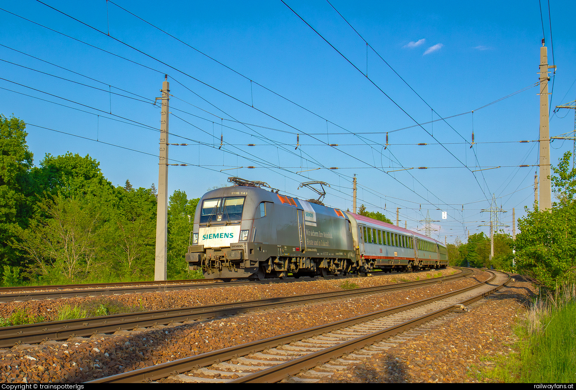 ÖBB 1116 141 in Linzer Straße - ÖBB 1116 141 'Siemens' on REX from Wien West spotted in Wien W.in.d.A.   Railwayfans