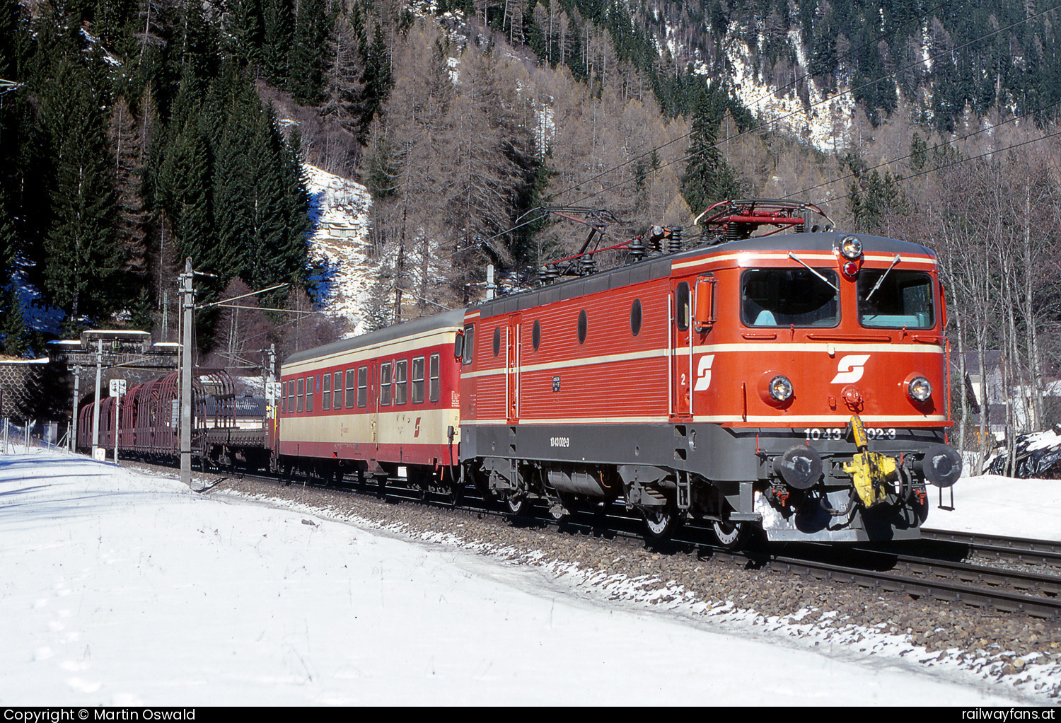 ÖBB 1043 002 in Mallnitz, ehemalige Haltestelle Tauerntunnel - Autoschleuse Tauernbahn  Tauernbahn | Schwarzbach St. Veit - Villach Hbf Railwayfans