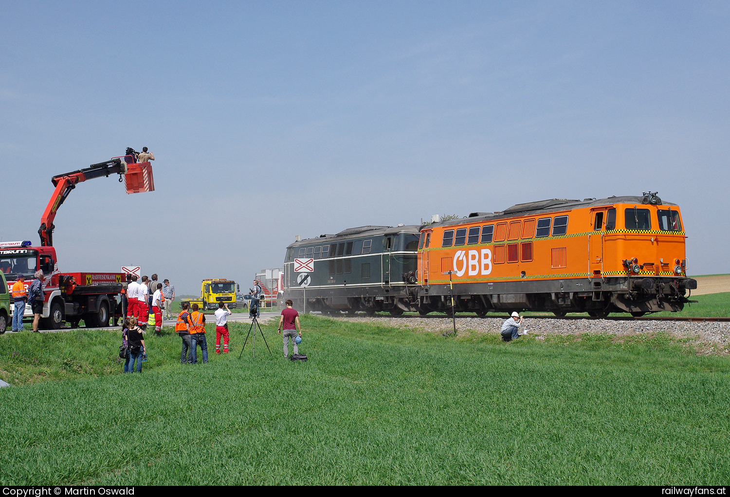 ÖBB 2143 069 in Naglern - Um die fatalen Folgen des Zusammenstoßes eines Zuges mit einem Auto aufzuzeigen, ließen die ÖBB, der ORF, das Kuratorium für Verkehrssicherheit sowie der ÖAMTC  am 30. April 2013 einen PKW auf einer Eisenbahnkreuzung zu Schrott fahren. Herangezogen wurde dafür die 2143 069, geschoben von der 2143 040. Auf dem Foto queren die Lokomotiven probeweise die Eisenbahnkreuzung, um den zu erwartenden Bremsweg zu ermitteln. Der am 3. Mai 2013 darüber im ORF ausgestrahlte Beitrag im Magazin 