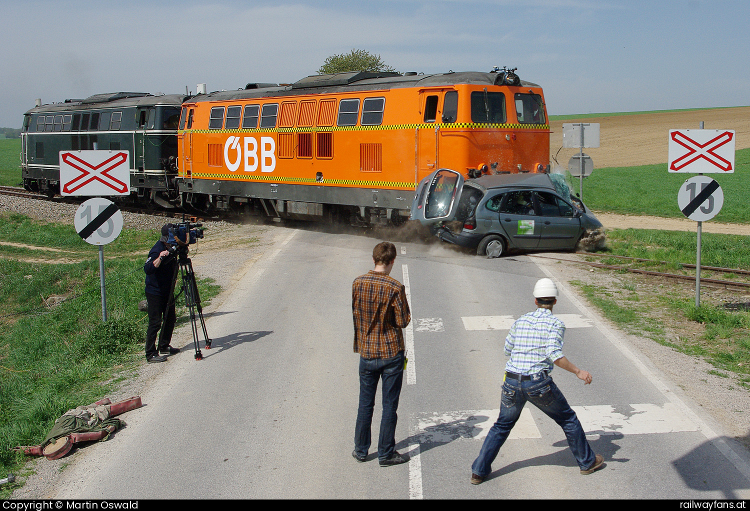 ÖBB 2143 069 in Naglern - Alle für den Betrieb nötigen Flüssigkeiten waren aus der 2143 069 abgelassen worden, weshalb sie von der grünen 2143 040 geschoben werden musste. Weiters war sie natürlich unbemannt. Sowohl auf der Unfallok, als auch im PKW wurden Miniaturkameras angebracht. Weitere Kameras, zum Teil mit Super-Zeitlupentechnik, waren in einem Hubsteiger der Feuerwehr und im Acker nach der Eisenbahnkreuzung postiert. Hier der Moment des Aufpralls.  Korneuburg - Ernstbrunn  Railwayfans