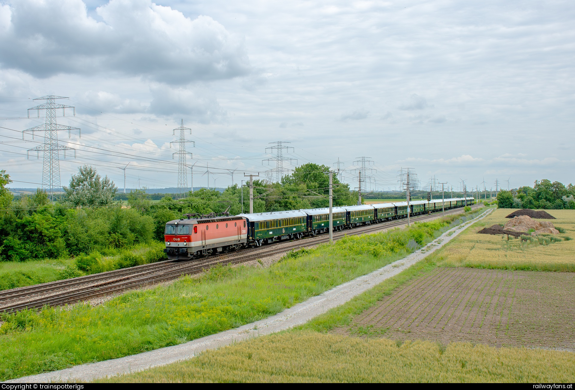 ÖBB 1144 069 in Abzww Str 118 15 - ÖBB 1144 069 whit VSOE from Budapest to Vienna spotted in Götzendorf/Leitha   Railwayfans