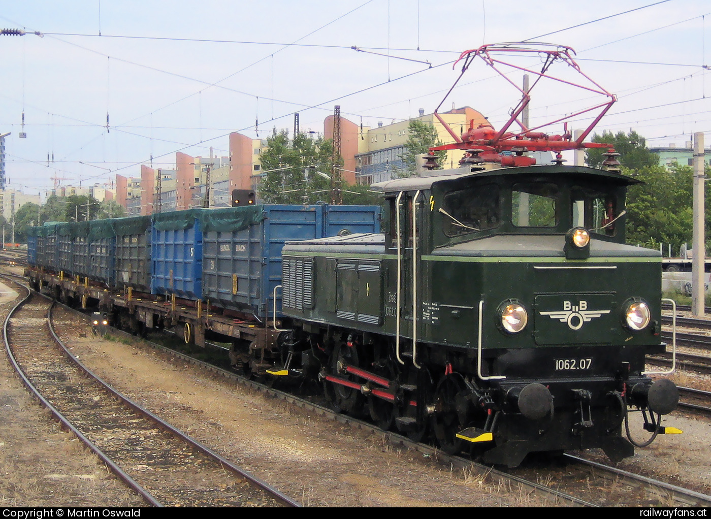 ÖBB 1062 07 in Wien Matzleinsdorf - Letzter Verschub mit der 1062.(0)07 vor der Abgabe an den 1.öSEK (Eisenbahnmuseum Strasshof). Die Lokomotive war zwischen 1995 (Ende des planmäßigen Einsatzes) und 2007 im ÖBB-Nostalgiefahrzeugbestand.   Railwayfans